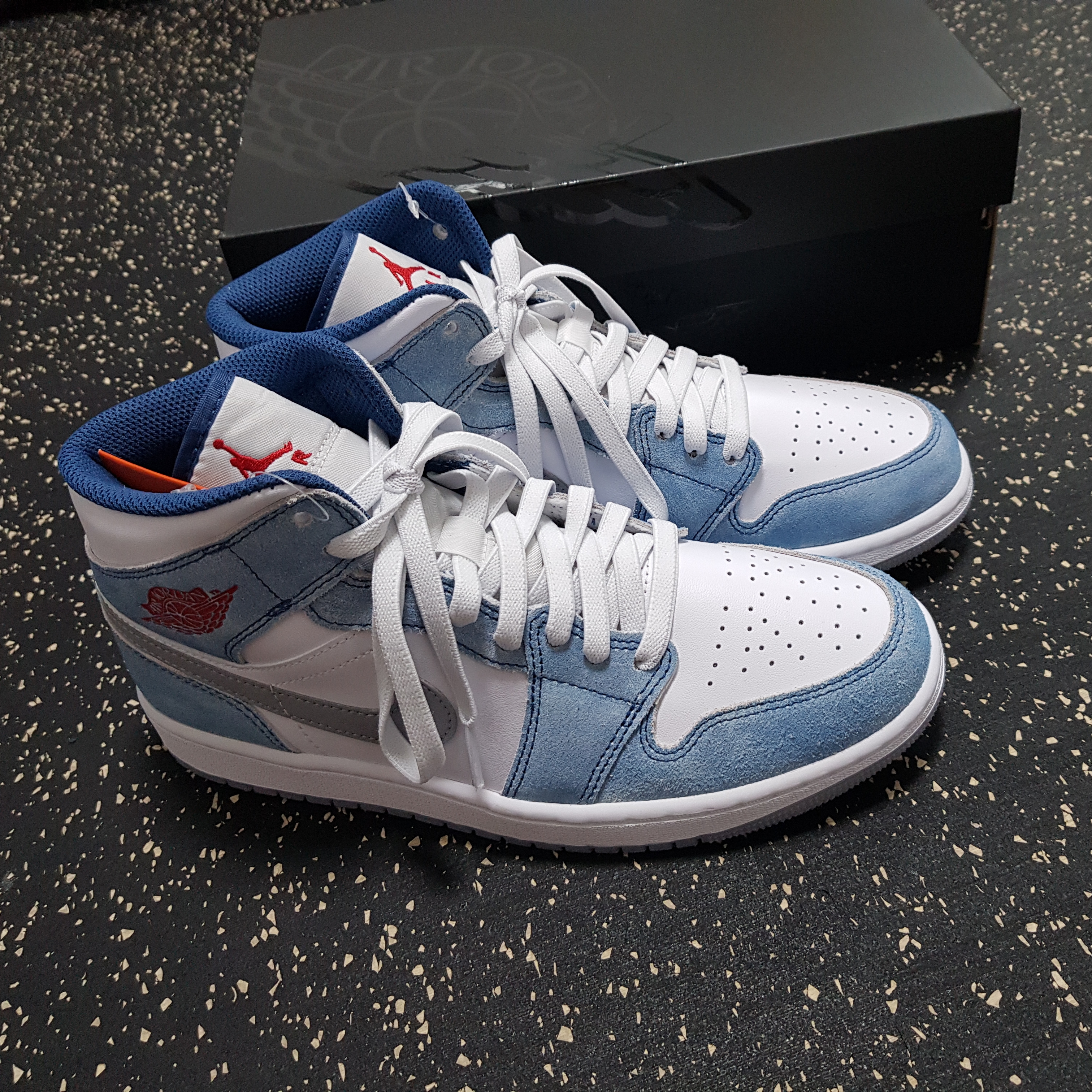 Jordan 1 Mid SE French Blue Fire Red 착용 스타일 - 2