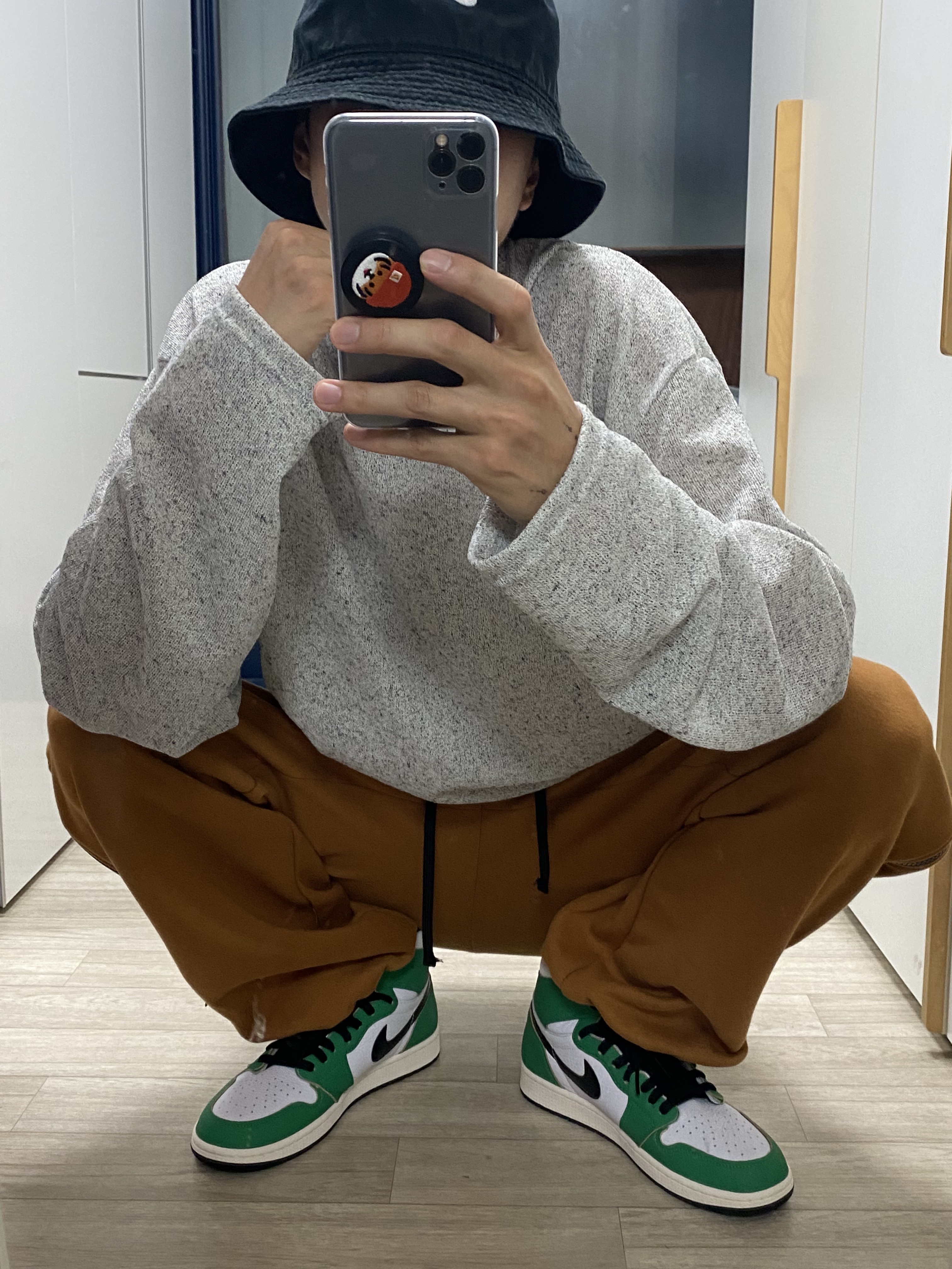 (W) Jordan 1 Retro High OG Lucky Green, Nike Futura Washed Bucket Hat Black 착용 스타일 - 1