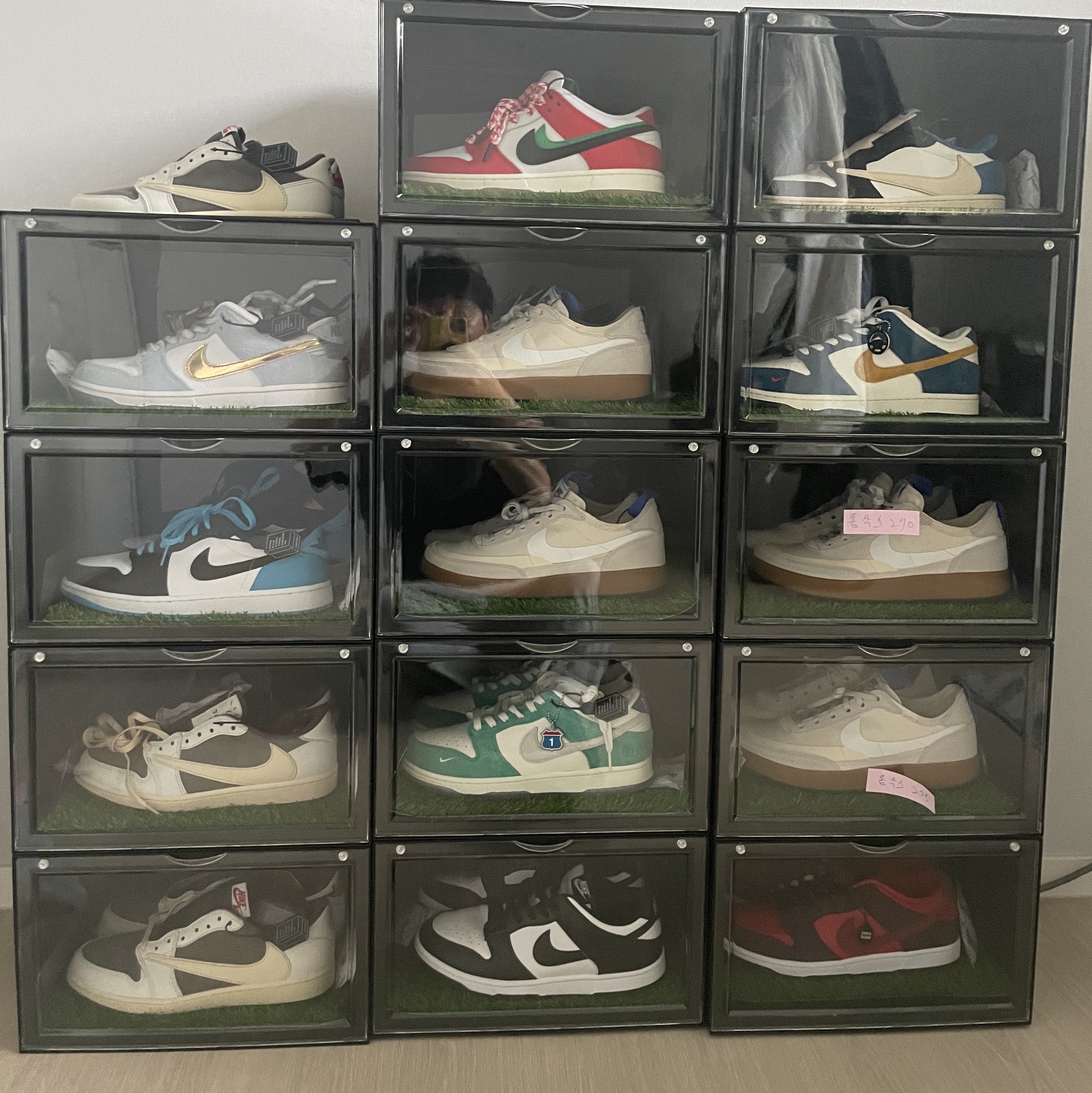 Jordan 1 x Travis Scott x Fragment Retro Low OG SP Military Blue, Nike x Frame Skate SB Dunk Low Pro Habibi 착용 스타일