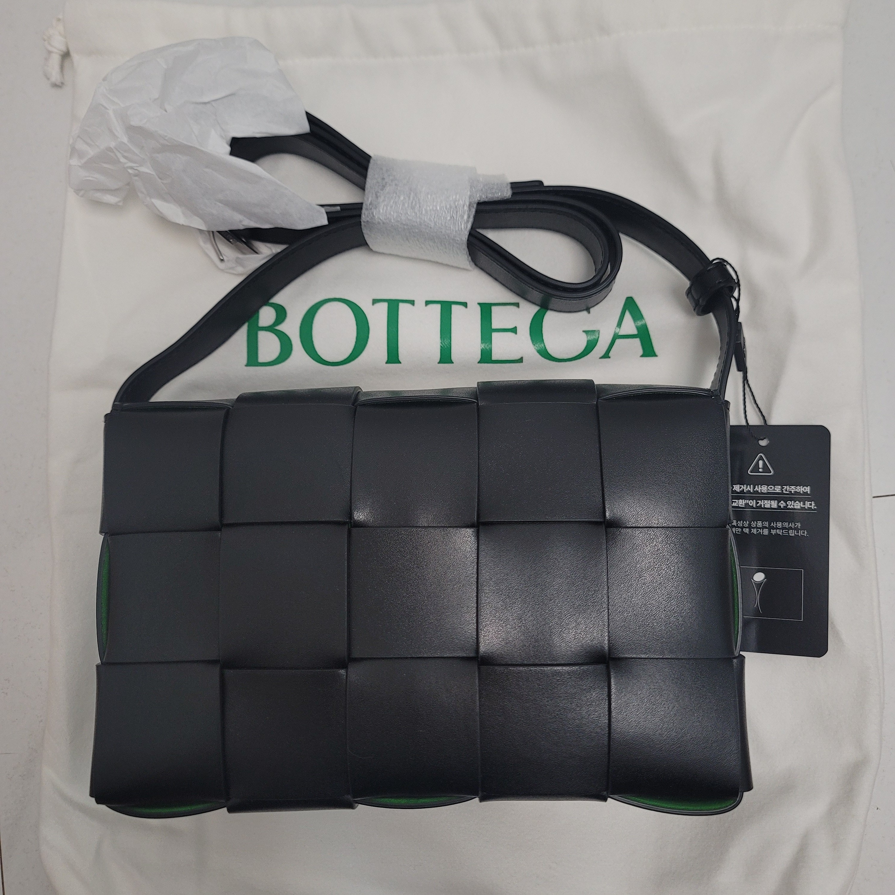 Bottega Veneta Leather Cassette Black Parakeet, Bottega Veneta Padded Tech Cassette Parakeet 착용 스타일 - 3