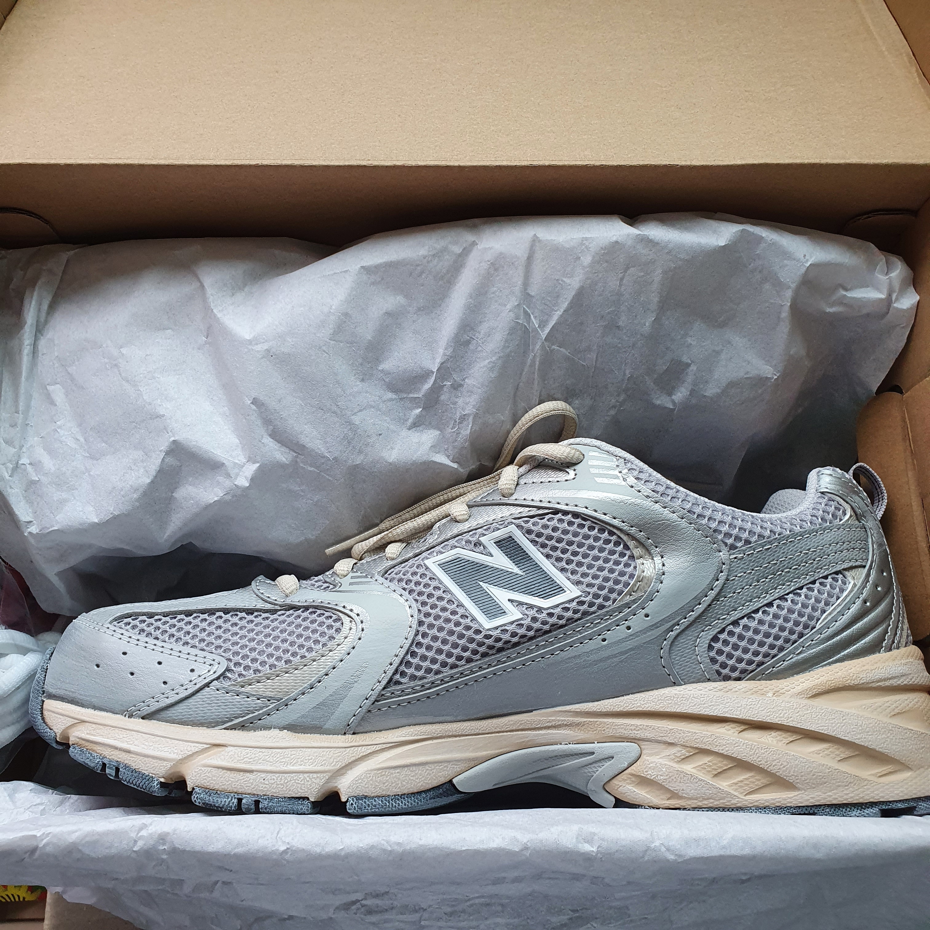 New Balance 530 Vintage Metallic Silver 착용 스타일
