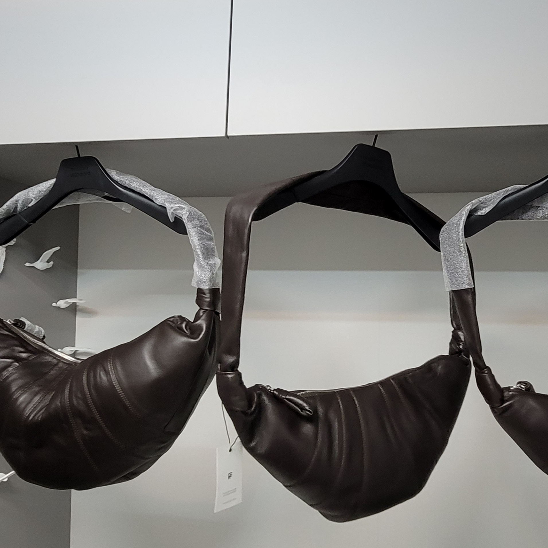 Lemaire Medium Croissant Bag Soft Nappa Leather Dark Chocolate, Lemaire Small Croissant Bag Soft Nappa Leather Dark Chocolate 착용 스타일 - 4