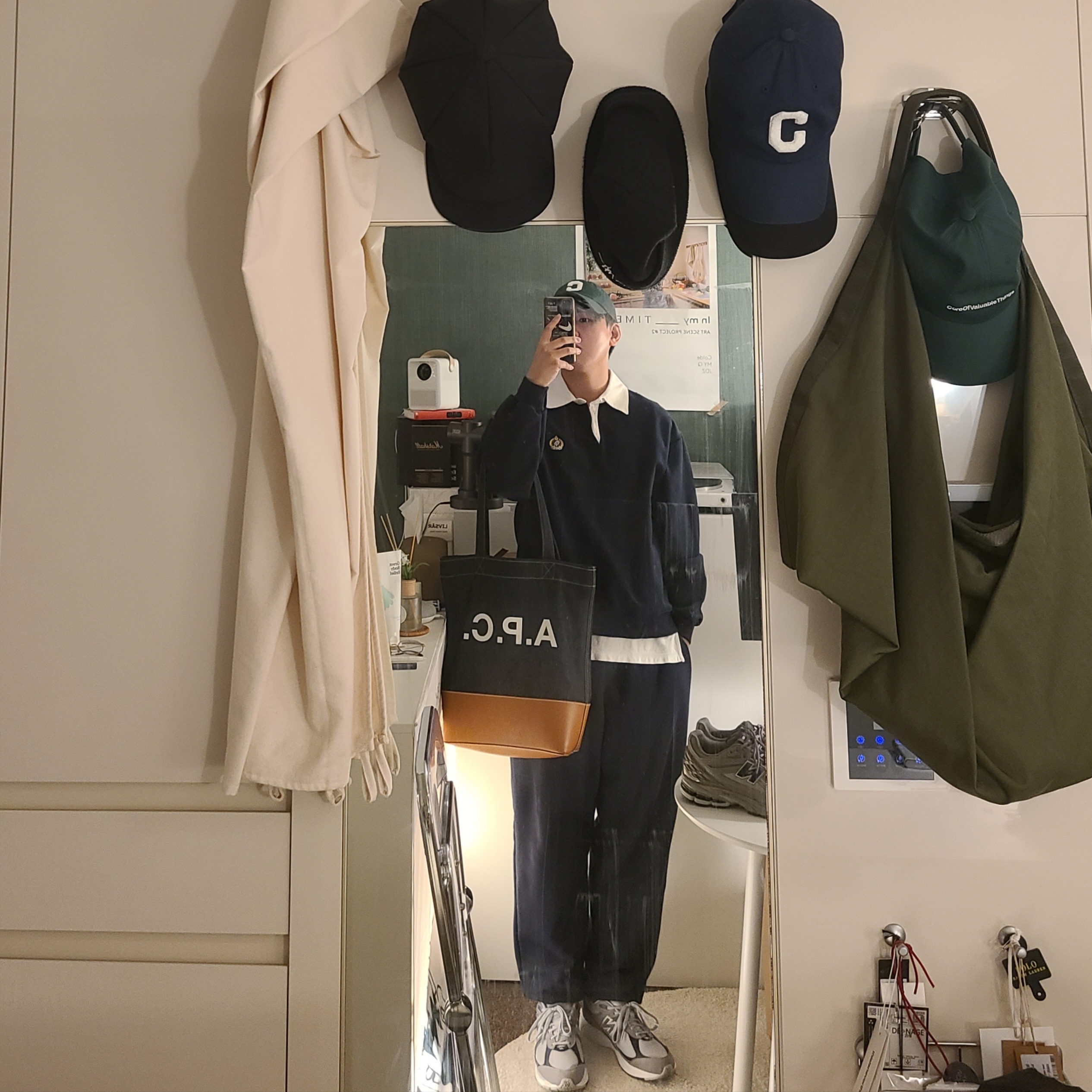 New Balance x Thisisneverthat 2002R 2022 Downtown Run, A.P.C. Axelle Tote Bag Denim Caramel 착용 스타일