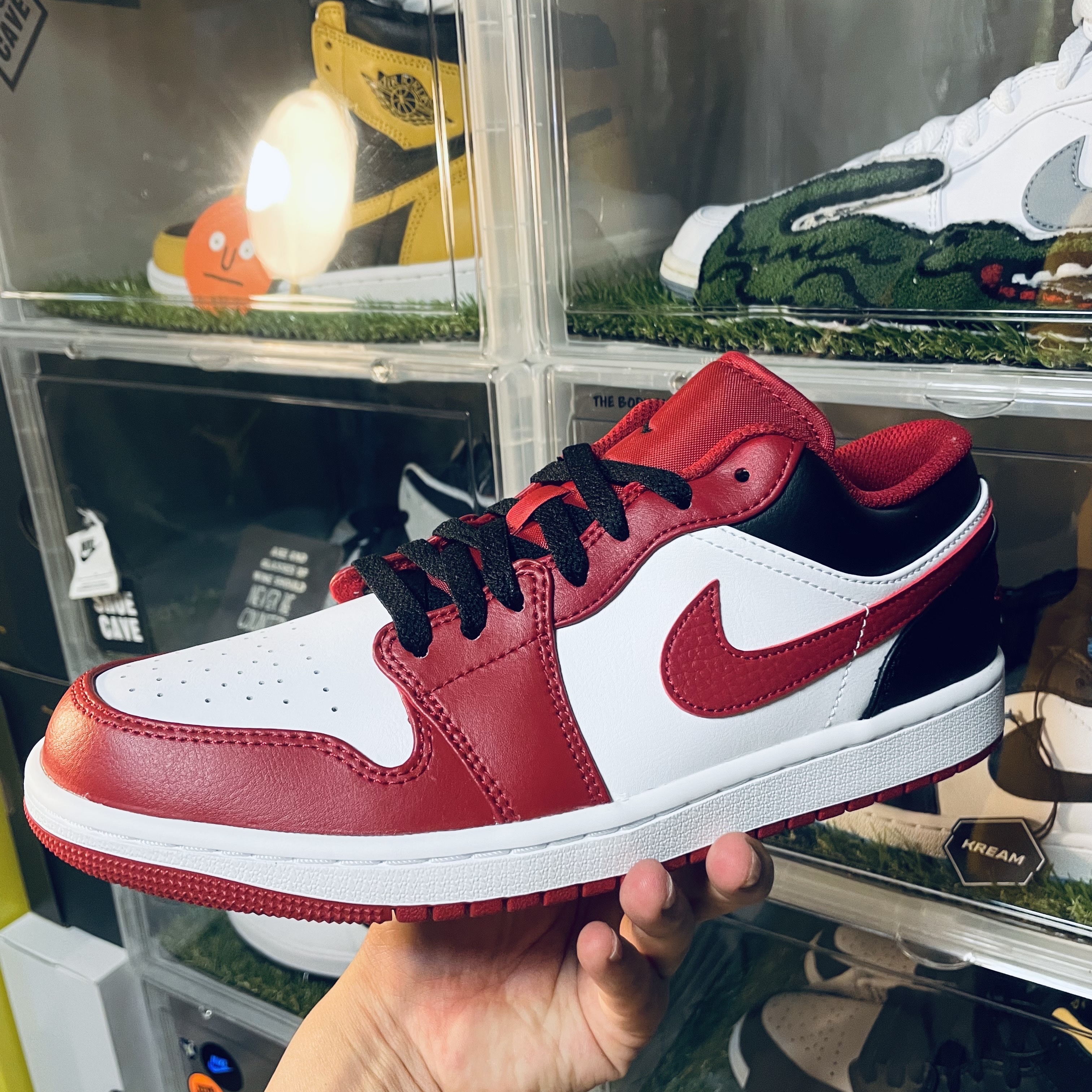 Jordan 1 Low White Gym Red Black 착용 스타일 - 1