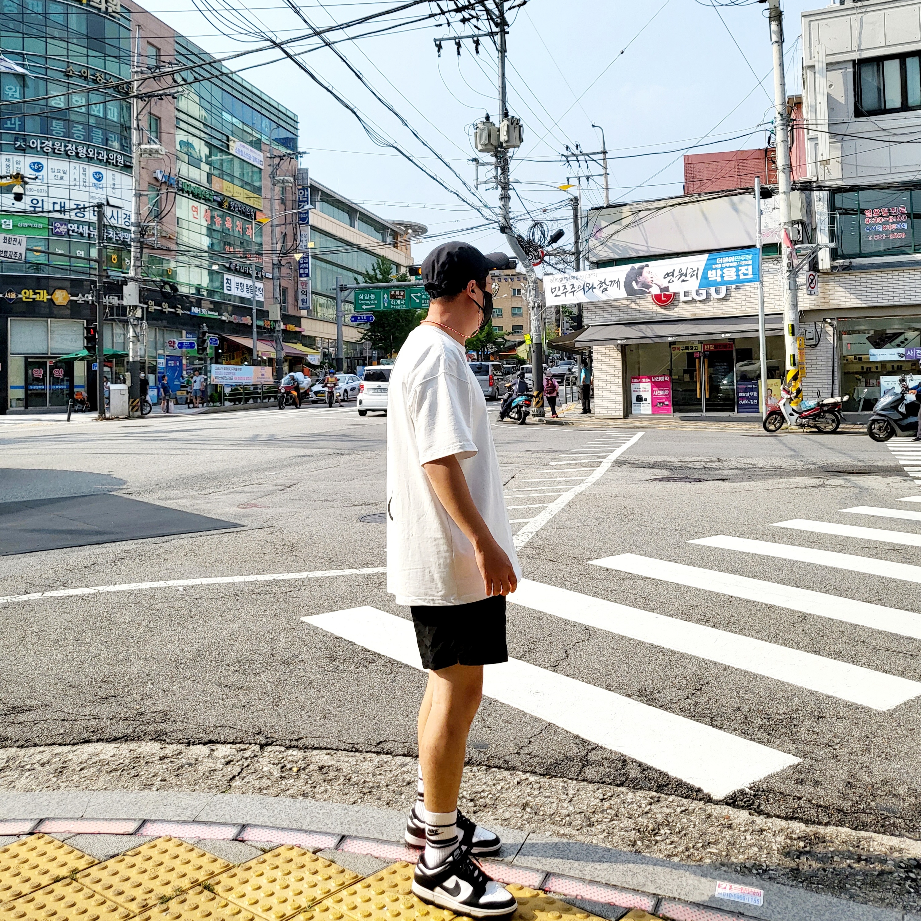 Nike x Undercover NRG AW84 TC Adjustable Cap Black, Nike x Stussy NRG RA T-Shirt Summit White (DM4942-121) 착용 스타일 - 4