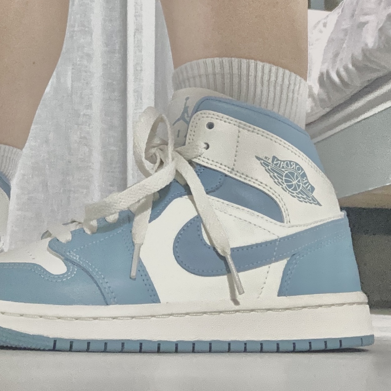 (W) Jordan 1 Mid Sail and Worn Blue 착용 스타일 - 2