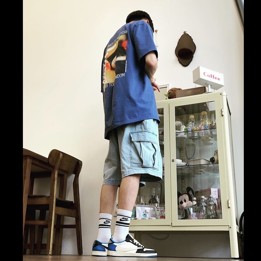 Jordan 1 x Travis Scott x Fragment Retro Low OG SP Military Blue, Stussy Billiards T-Shirt Midnight 착용 스타일