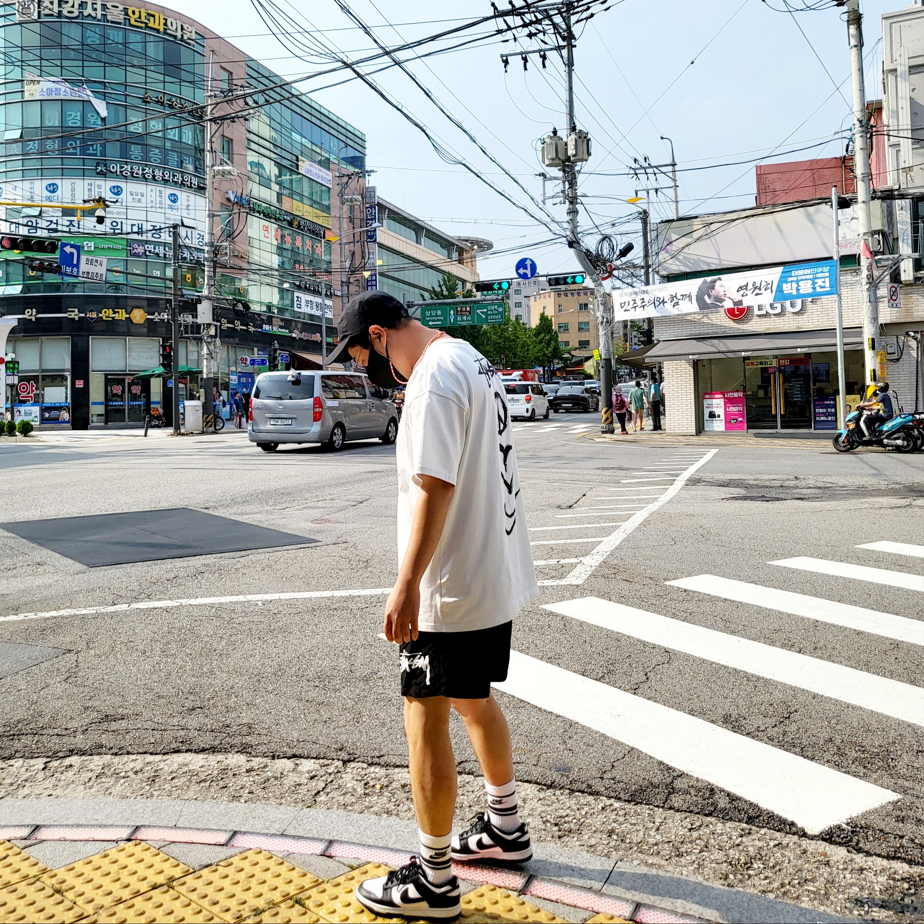 Nike x Undercover NRG AW84 TC Adjustable Cap Black, Nike x Stussy NRG RA T-Shirt Summit White (DM4942-121) 착용 스타일 - 3