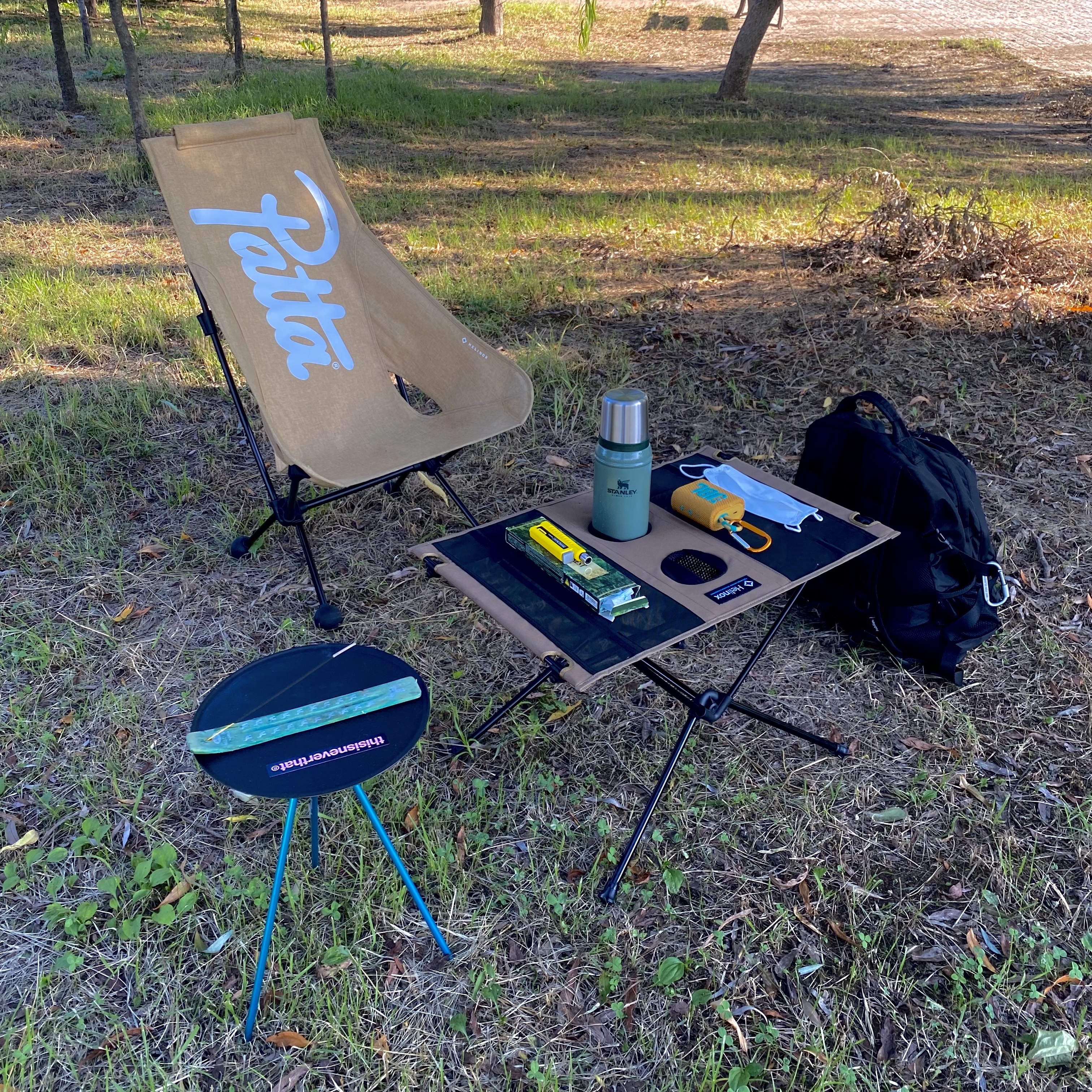 Helinox x Patta Chair 2 & Personal Shade, Helinox Table One Coyote Tan 착용 스타일