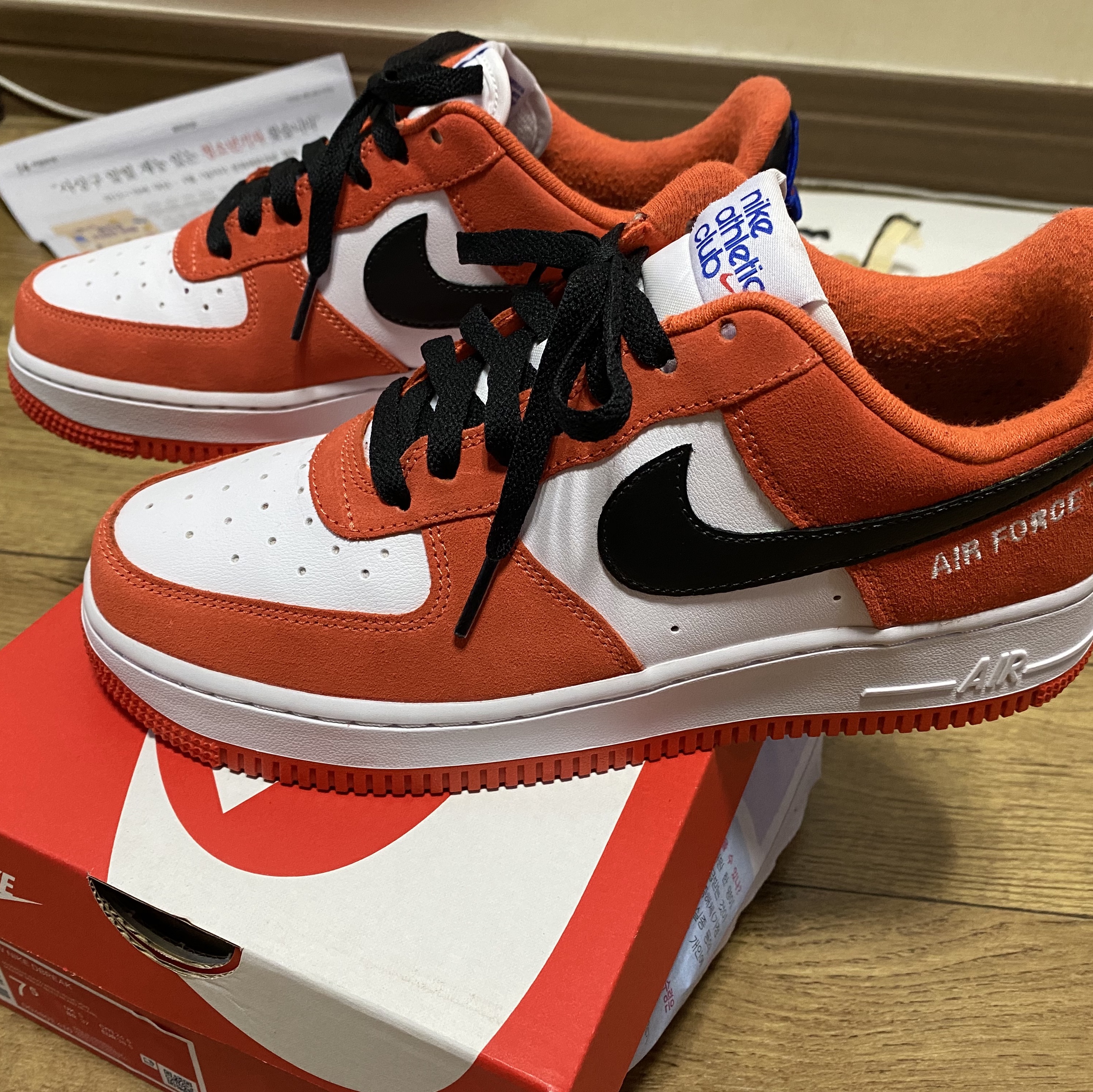 Nike Air Force 1 '07 LV8 Athletic Club Rush Orange Washed Teal 착용 스타일