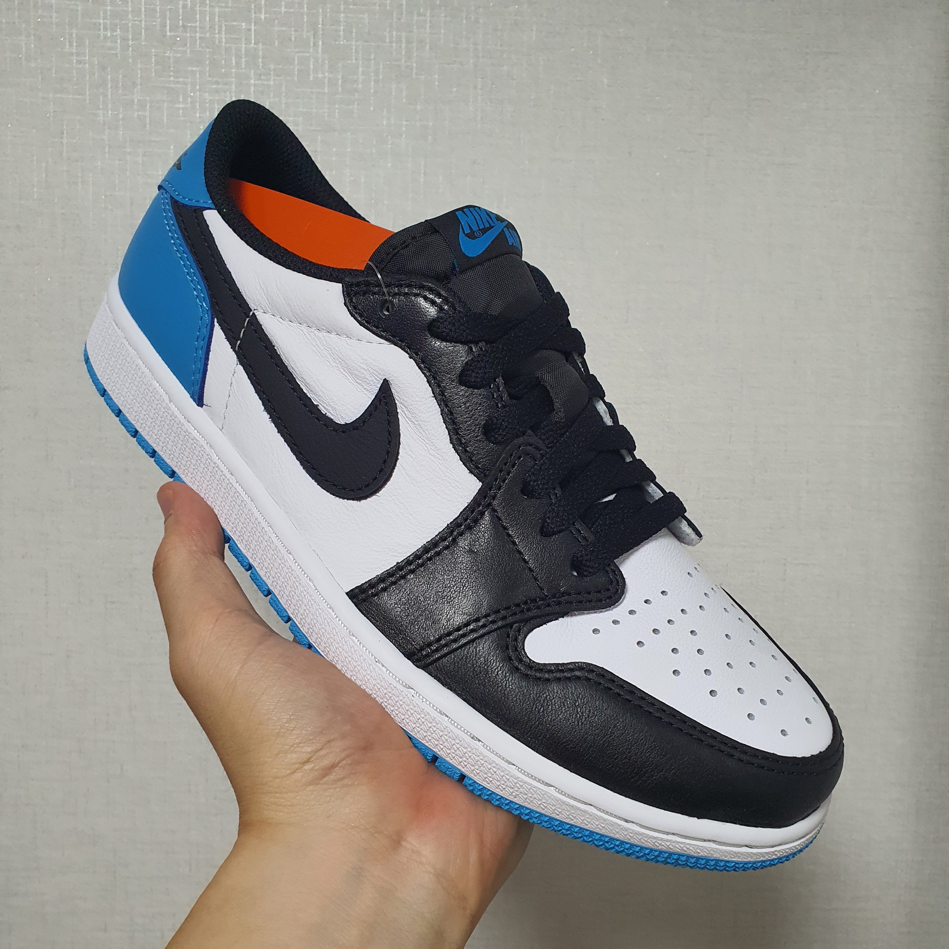 Jordan 1 Retro Low OG Black and Dark Powder Blue 착용 스타일