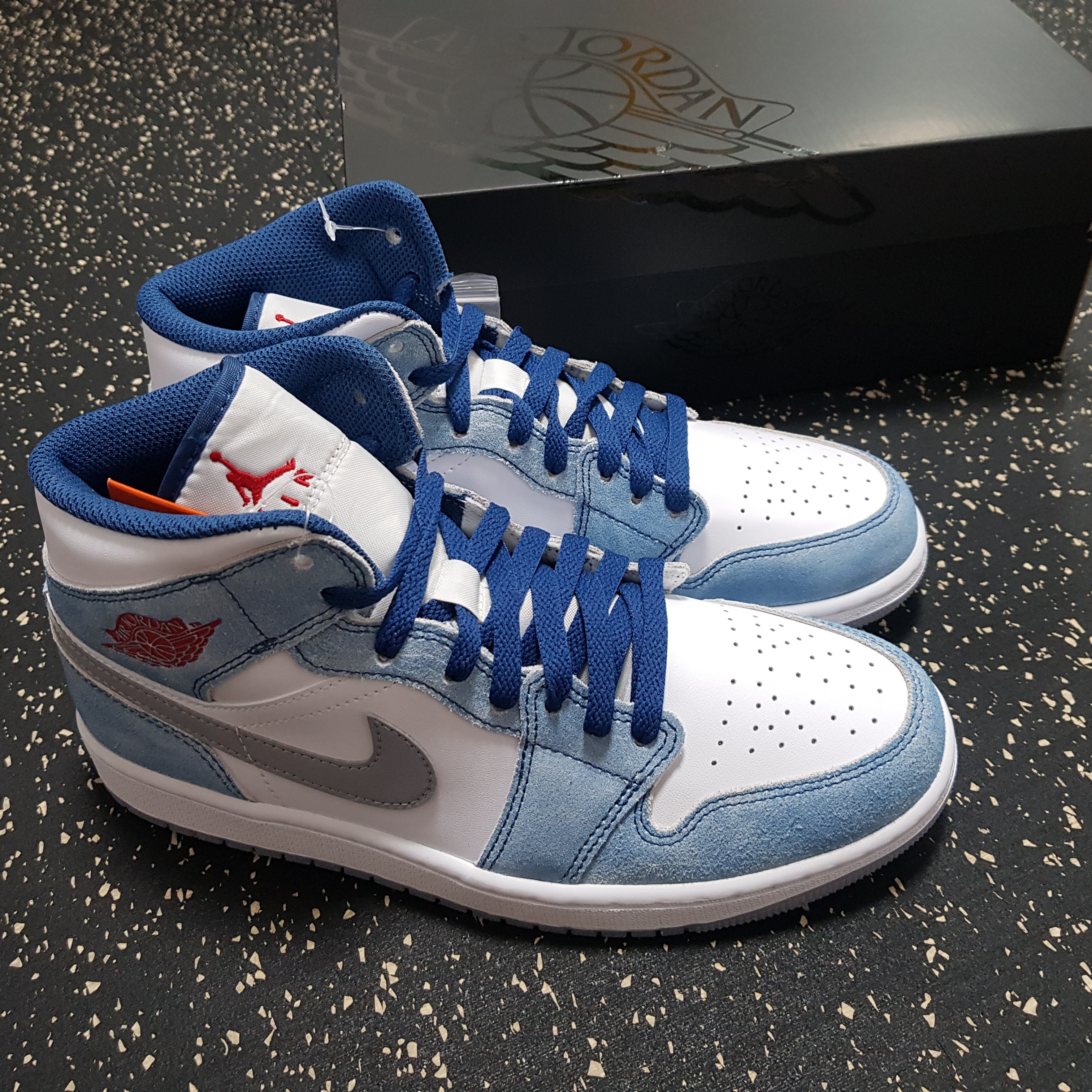 Jordan 1 Mid SE French Blue Fire Red 착용 스타일 - 1