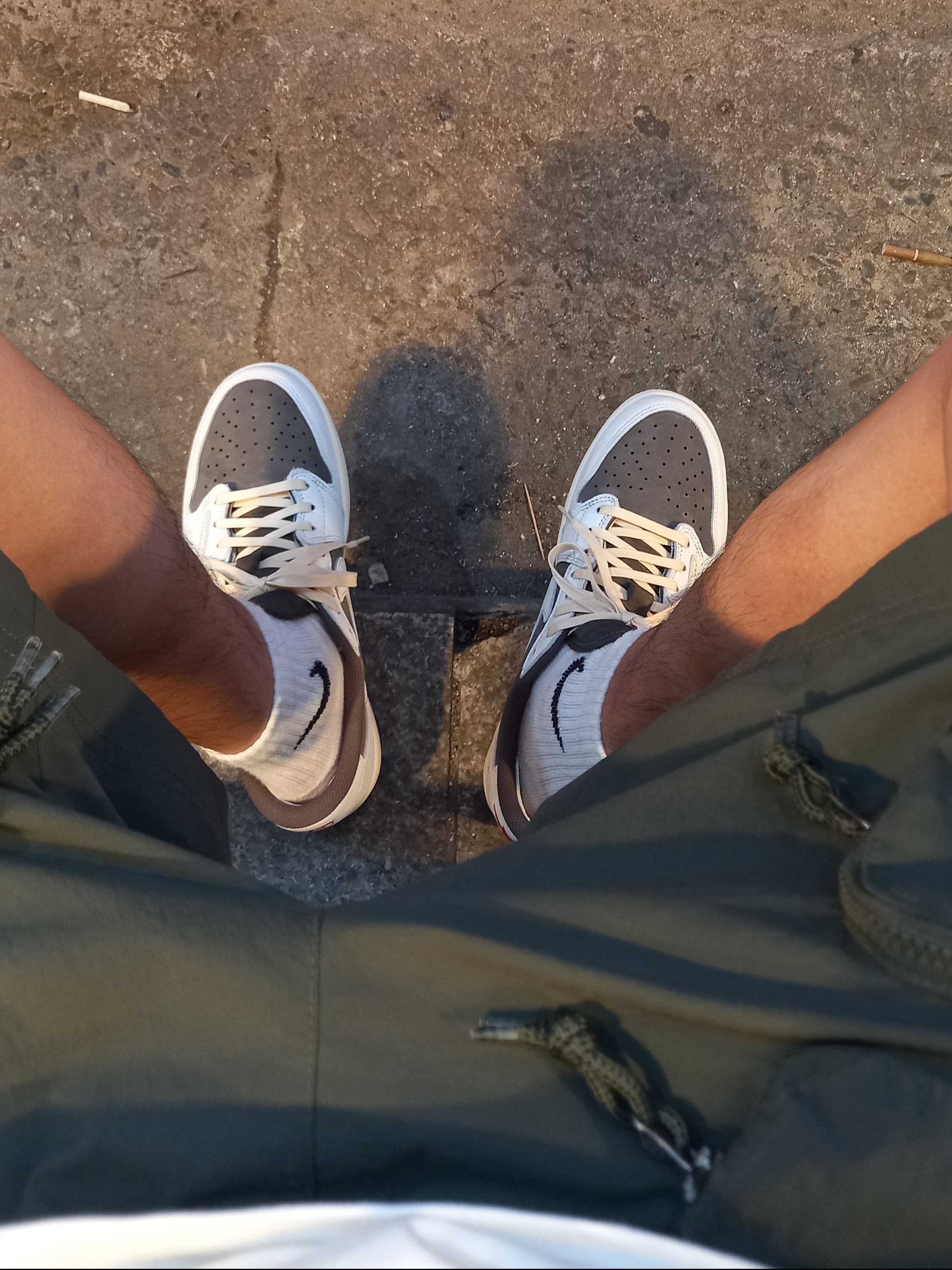 Jordan 1 x Travis Scott Retro Low OG SP Sail and Ridgerock, Nike ACG Cargo Shorts Cargo Khaki - Asia 착용 스타일 - 3