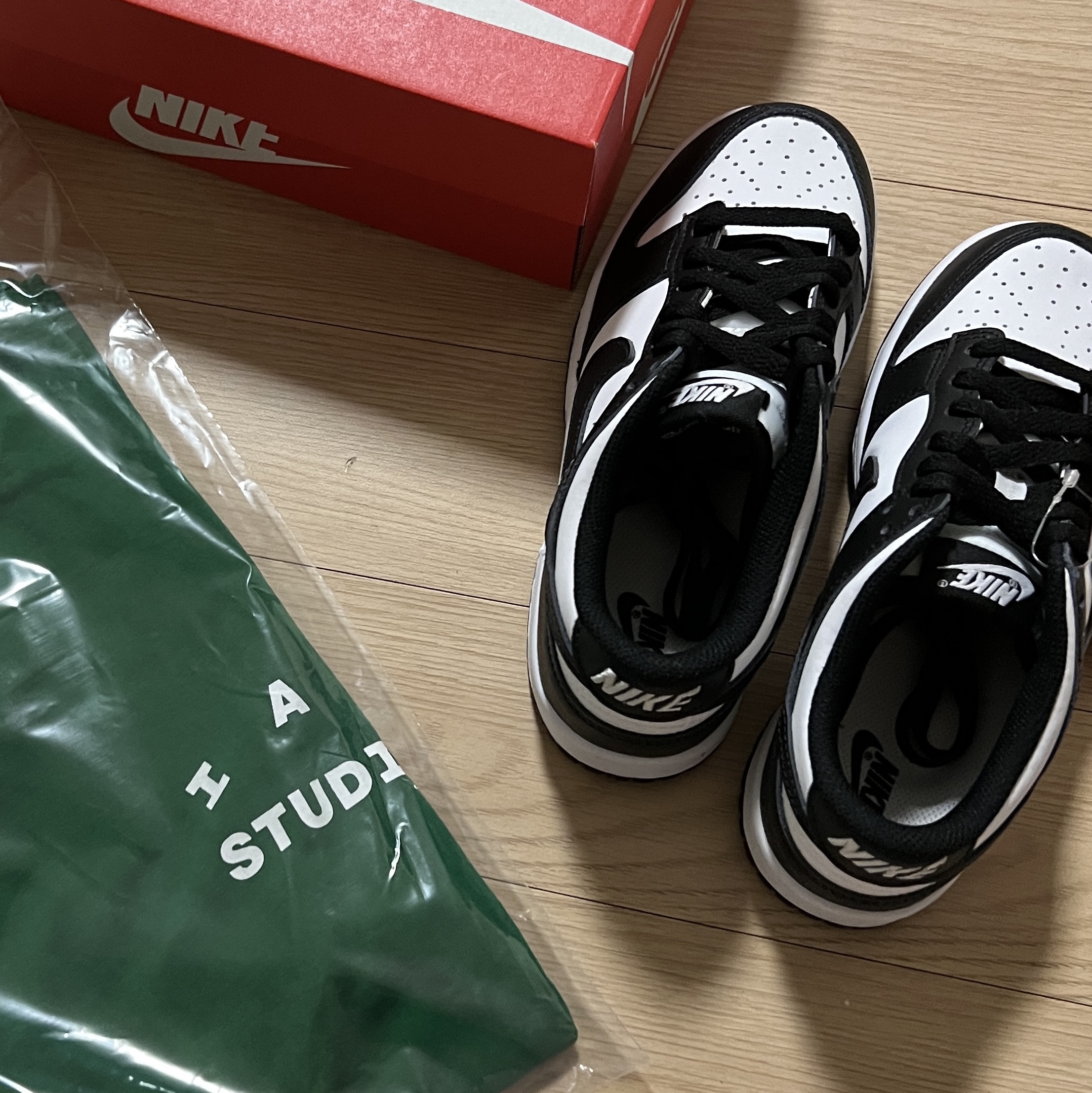 (GS) Nike Dunk Low Black, IAB Studio T-Shirt Green - 22FW 착용 스타일 - 3