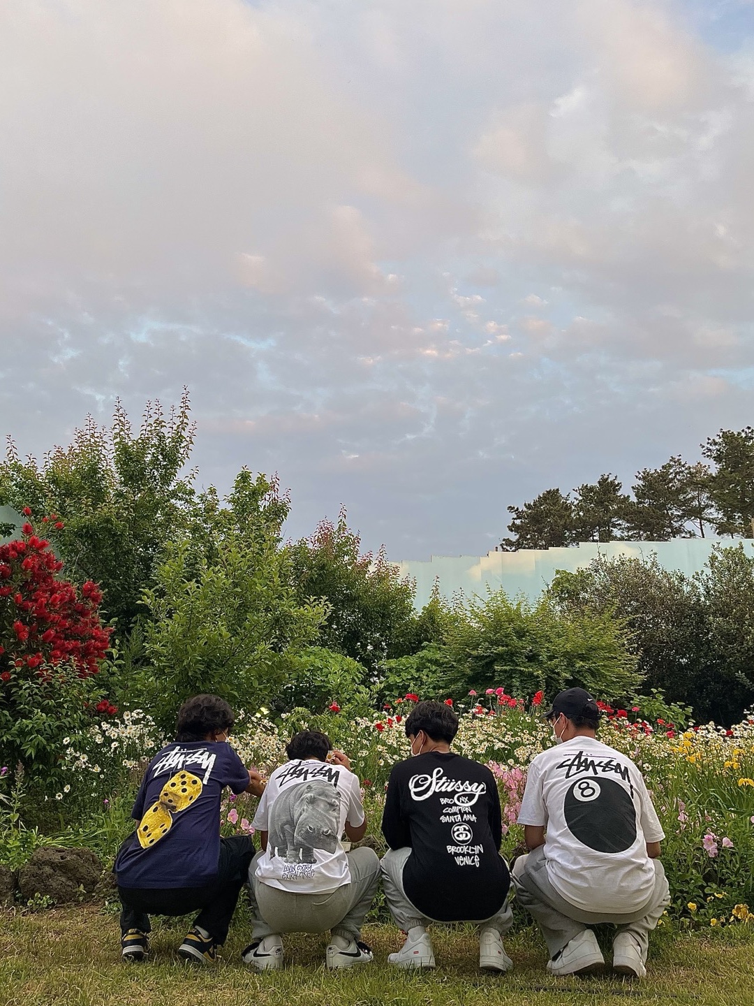 Stussy Fuzzy Dice T-Shirt Navy, Stussy 8 Ball T-Shirt White - 22SS 착용 스타일 - 1