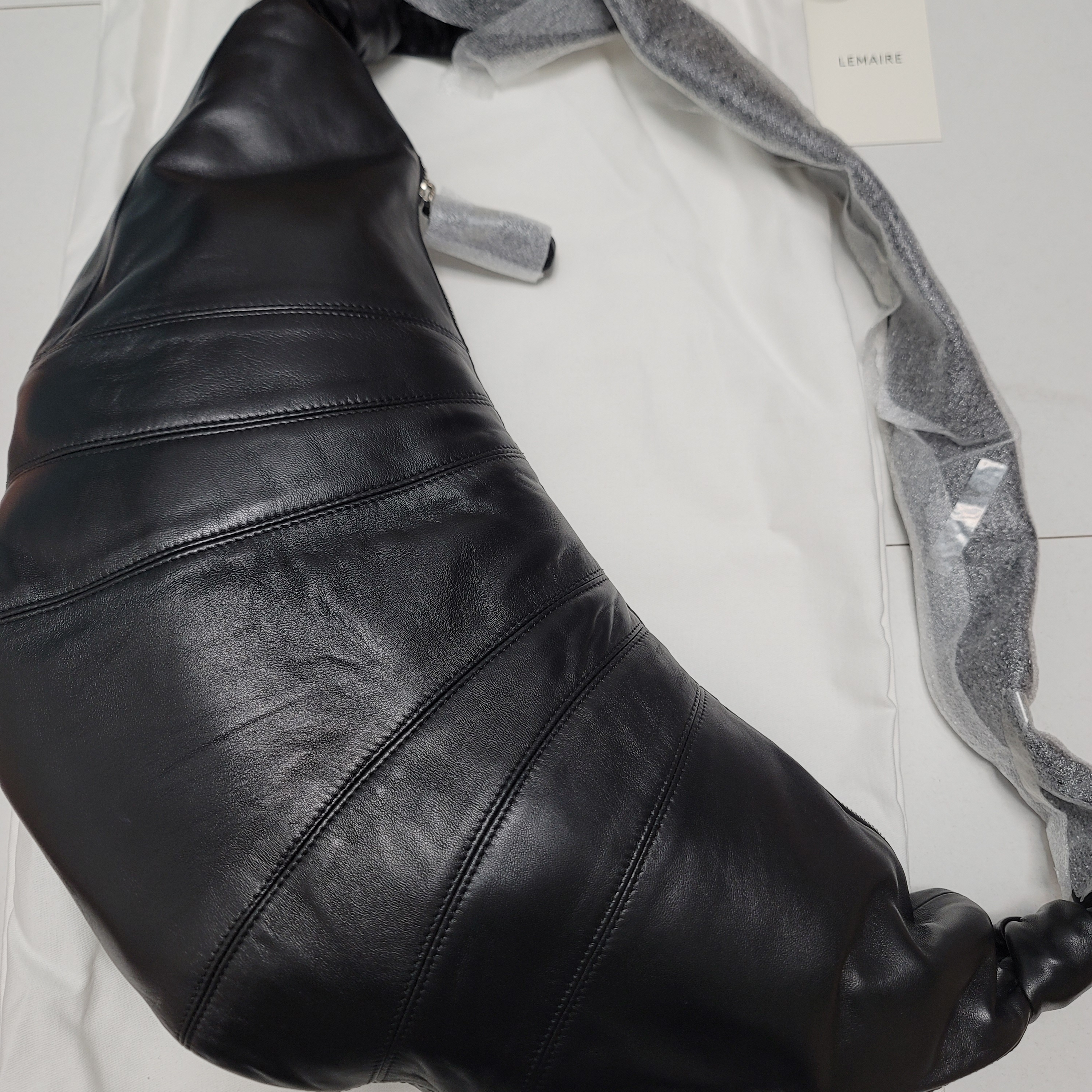 Lemaire Large Croissant Bag Soft Nappa Leather Black, Lemaire Large Croissant Bag Soft Nappa Leather Dark Chocolate 착용 스타일 - 1