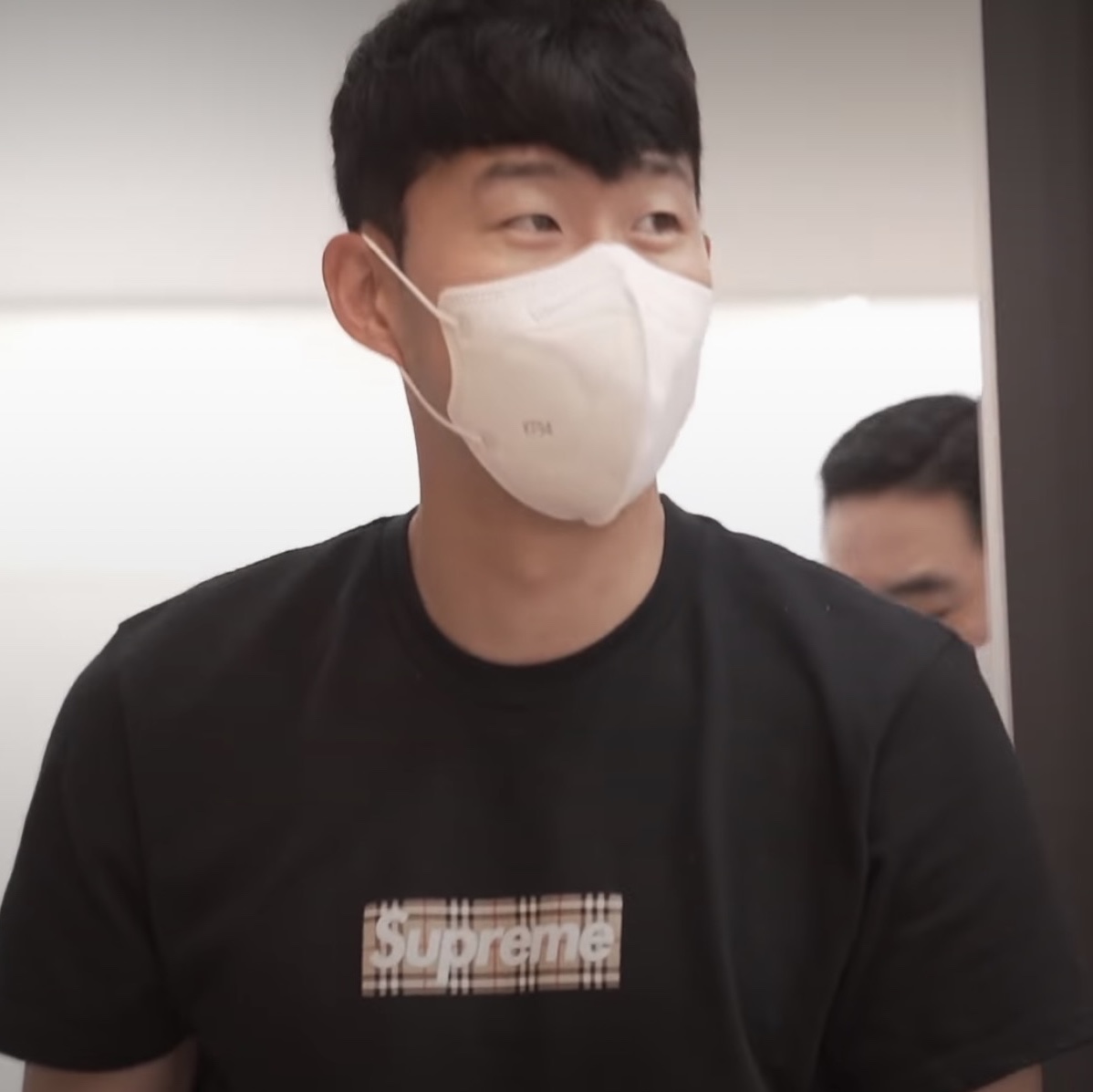 Supreme x Burberry Box Logo T-Shirt Black - 22SS 착용 스타일 - 1