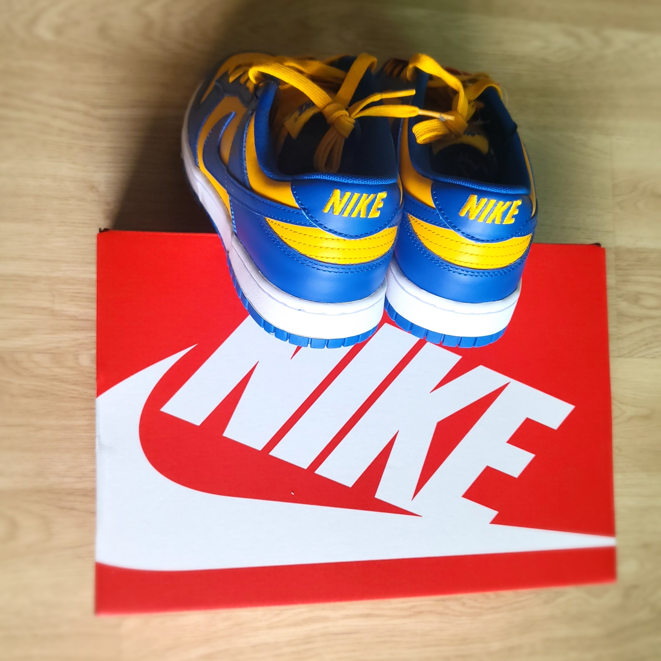 Nike Dunk Low Retro Blue Jay and University Gold 착용 스타일 - 2