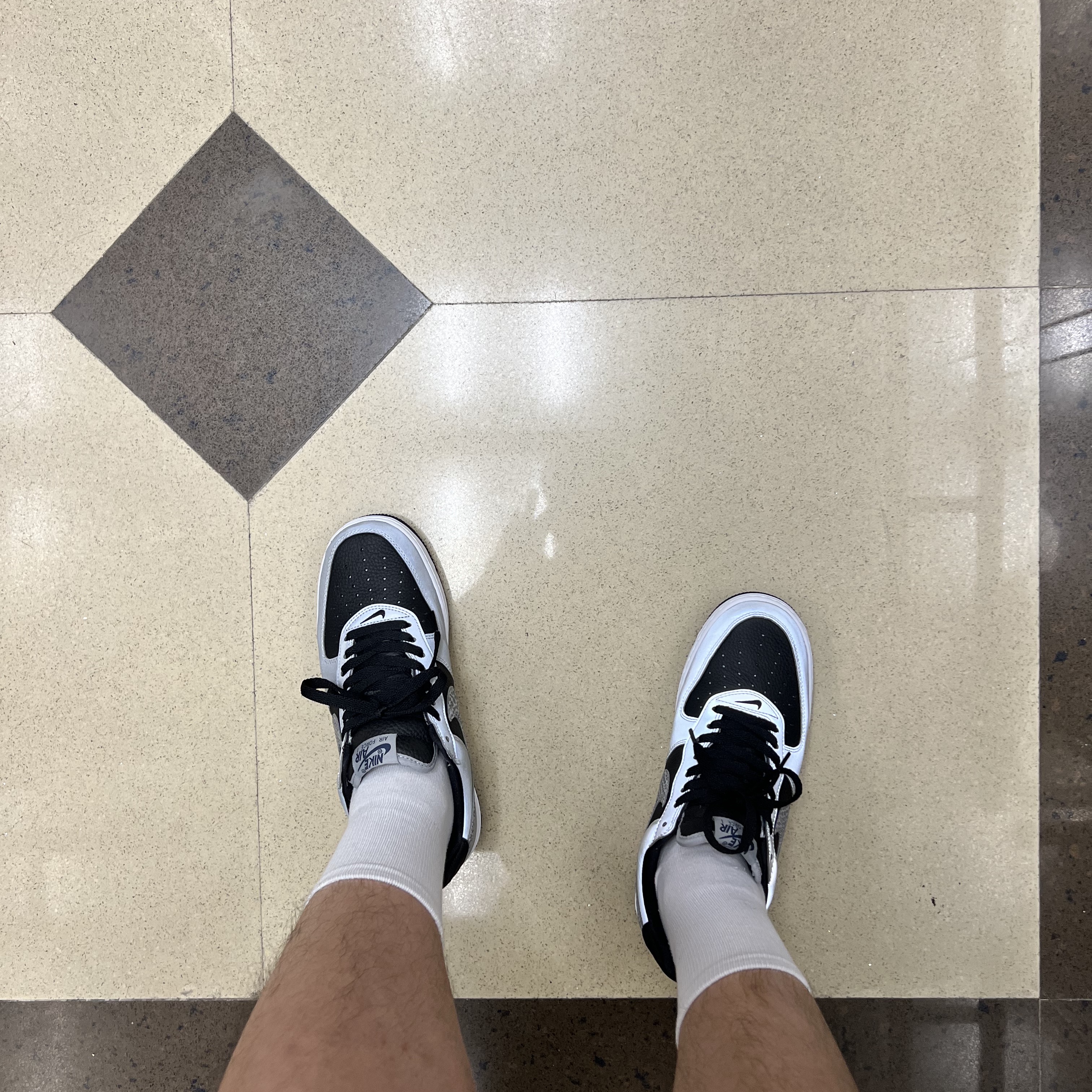 Nike Air Force 1 B Silver Snake 착용 스타일 - 1