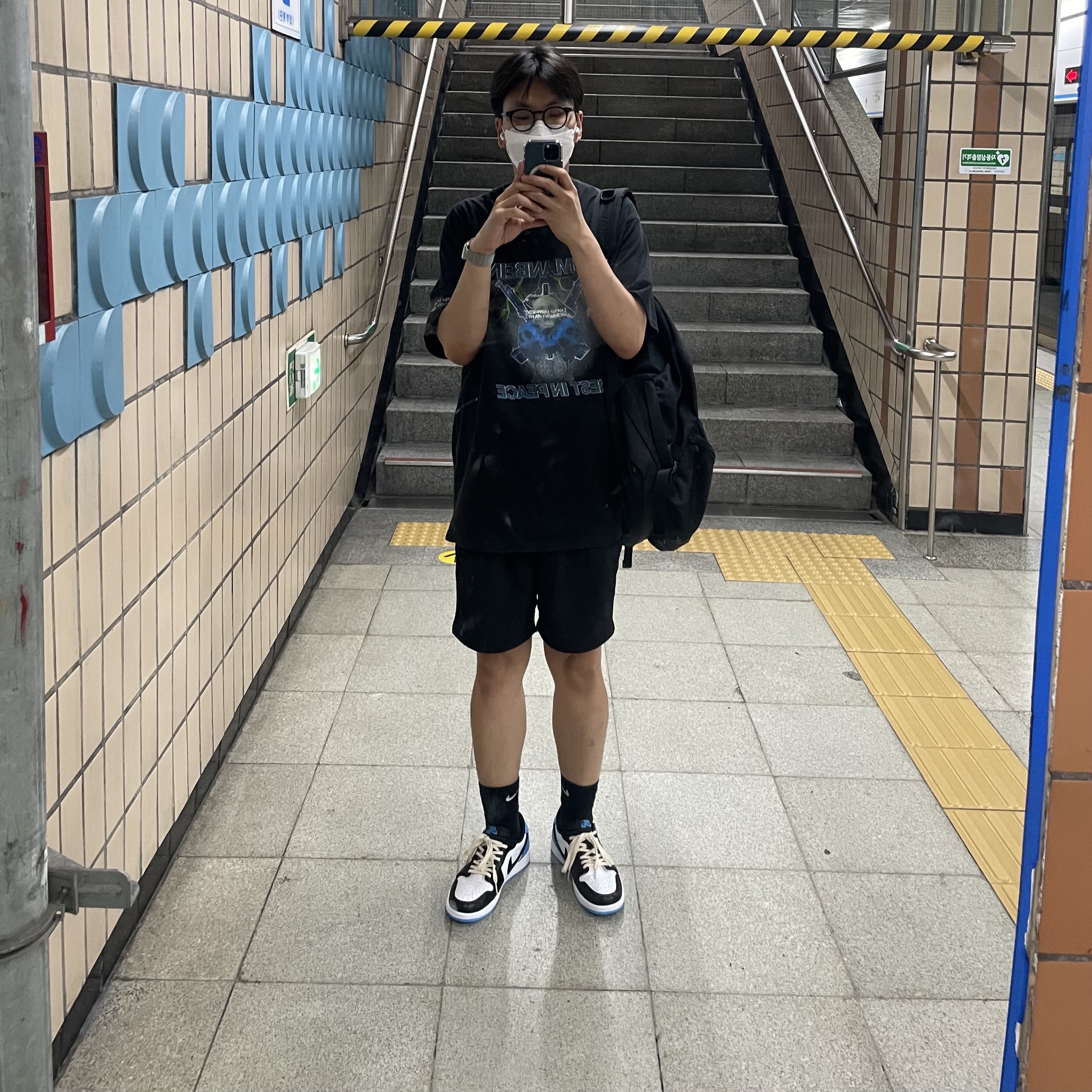 Jordan 1 Retro Low OG Black and Dark Powder Blue 착용 스타일 - 1