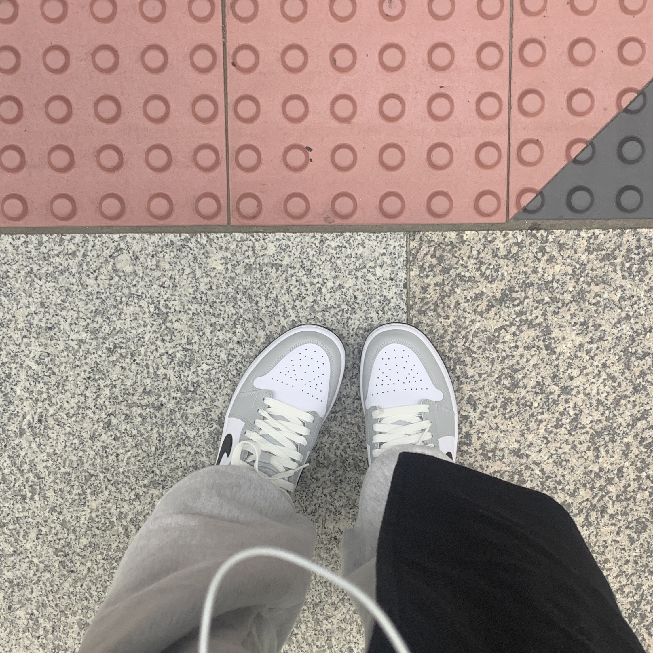 (W) Jordan 1 Mid Grey Fog 착용 스타일 - 2