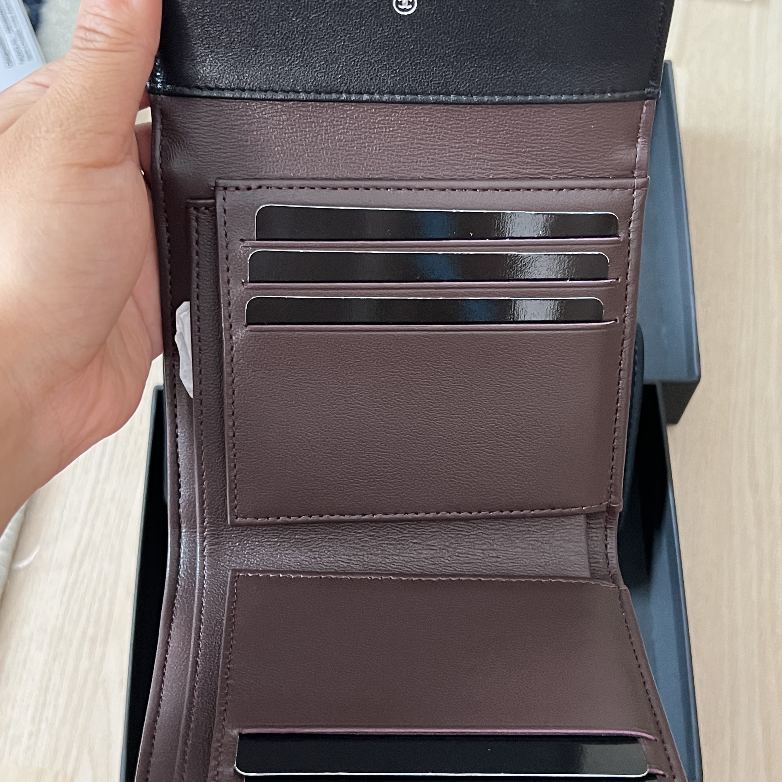 Chanel Classic Small Flap Wallet Lambskin & Silver Black 착용 스타일 - 4