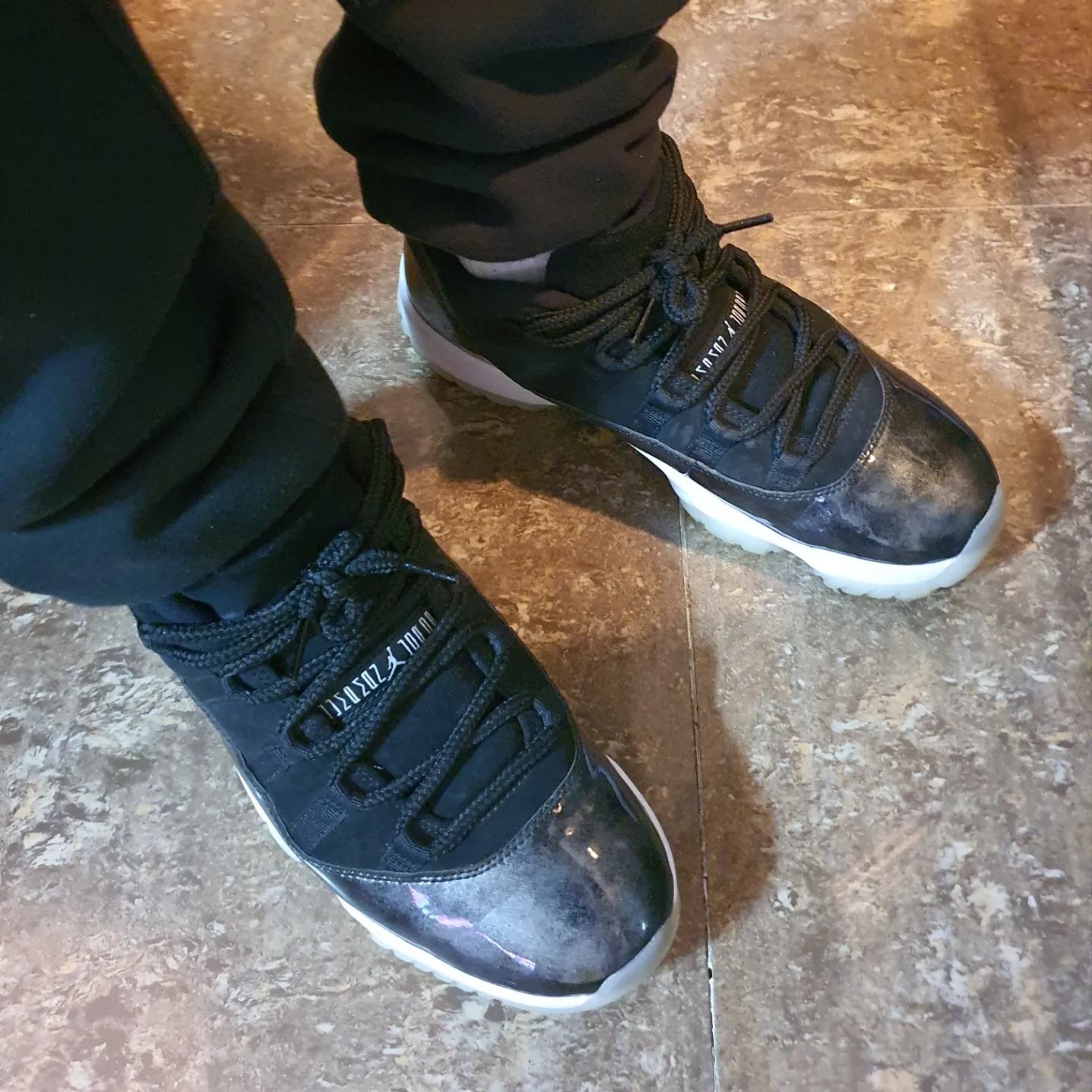 Jordan 11 Retro Low Barons, Essentials The Core Collection Sweatpants Black 착용 스타일