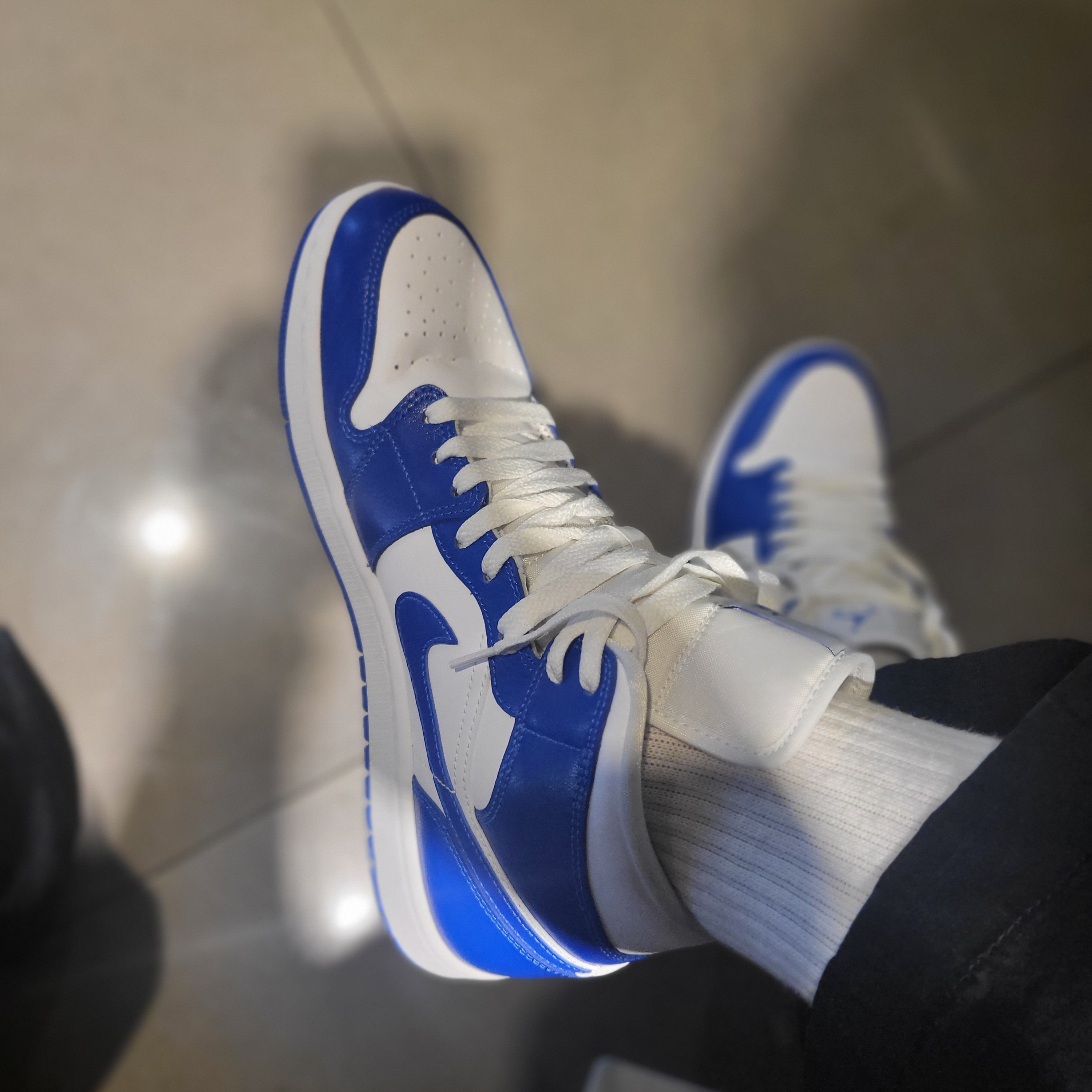 (W) Jordan 1 Mid White Hyper Royal 착용 스타일