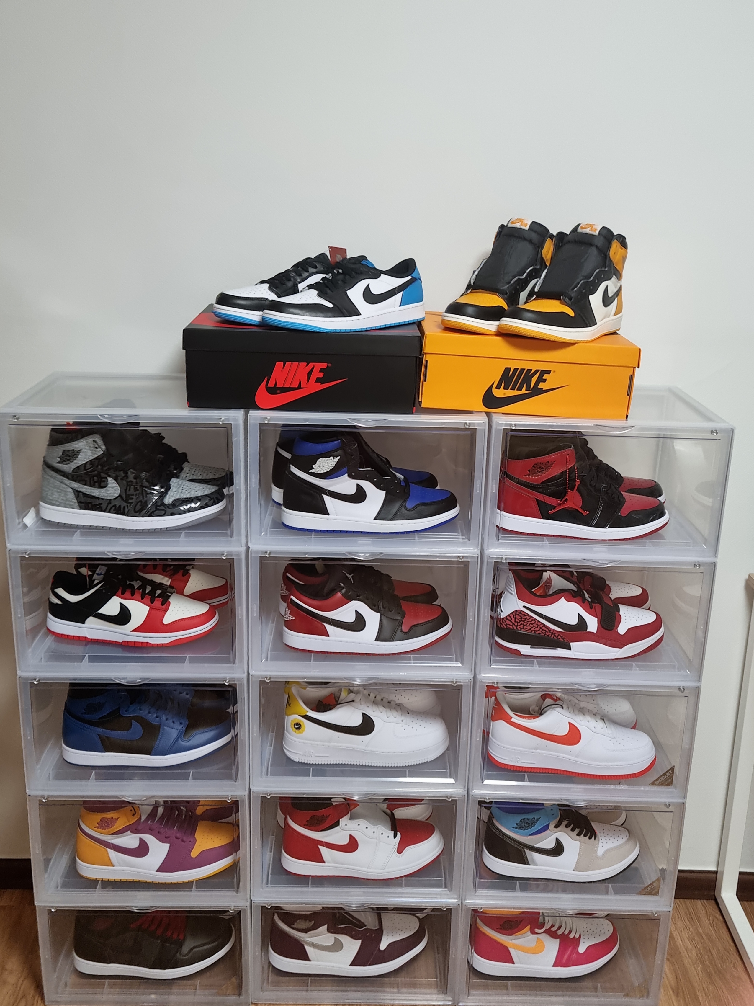 Jordan 1 Retro High OG Taxi, Jordan 1 Retro Low OG Black and Dark Powder Blue 착용 스타일