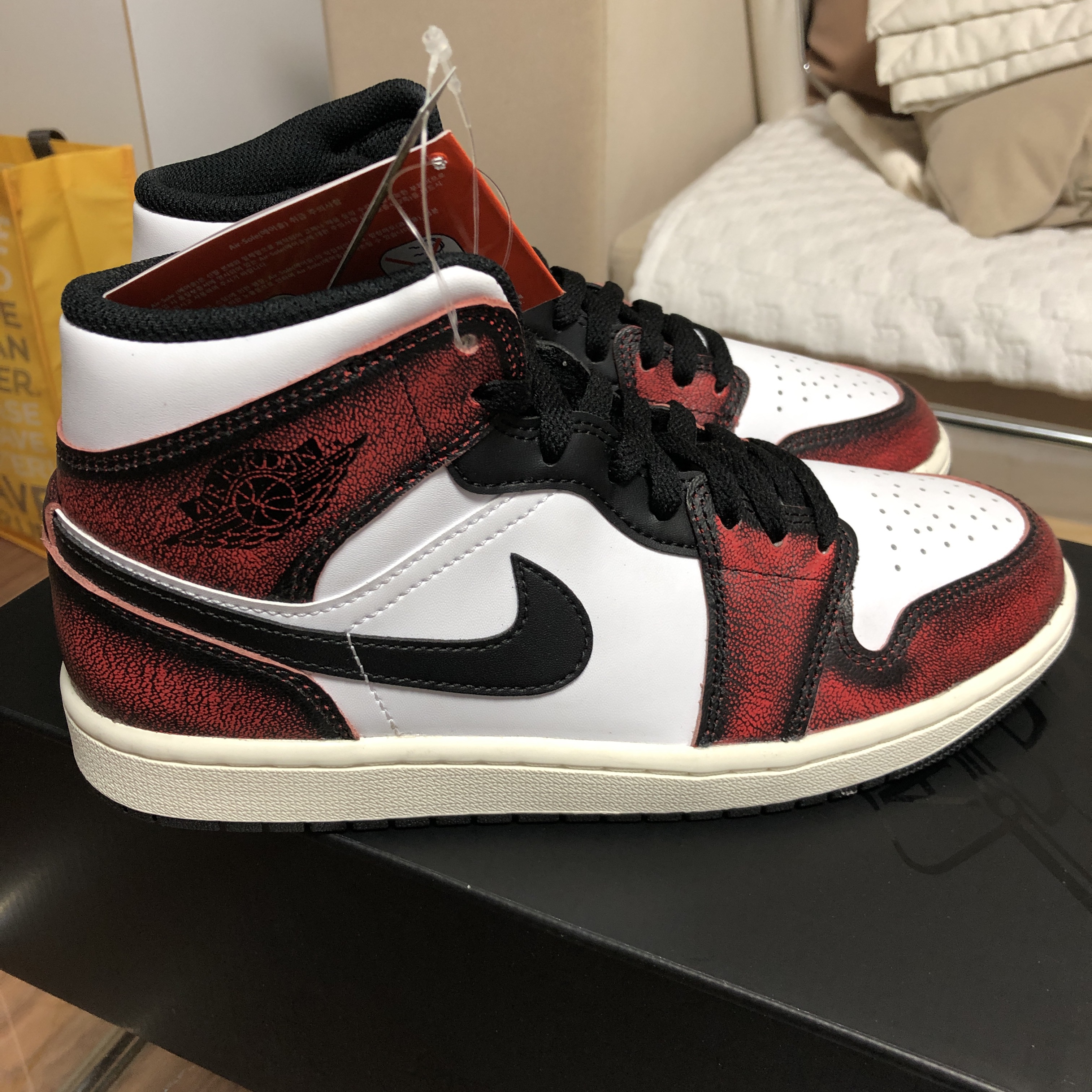 Jordan 1 Mid SE Infrared 23 착용 스타일 - 1