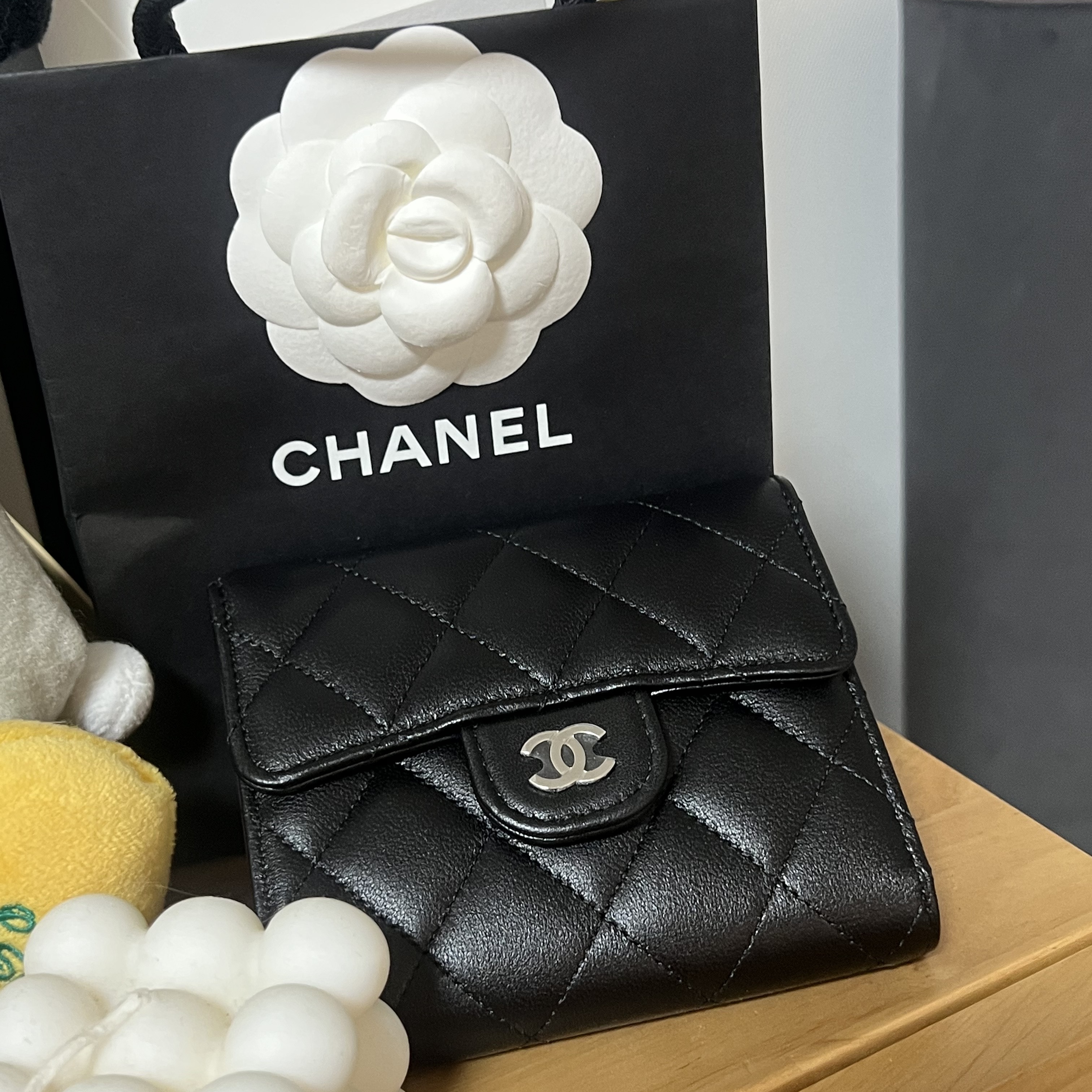 Chanel Classic Small Flap Wallet Lambskin & Silver Black 착용 스타일