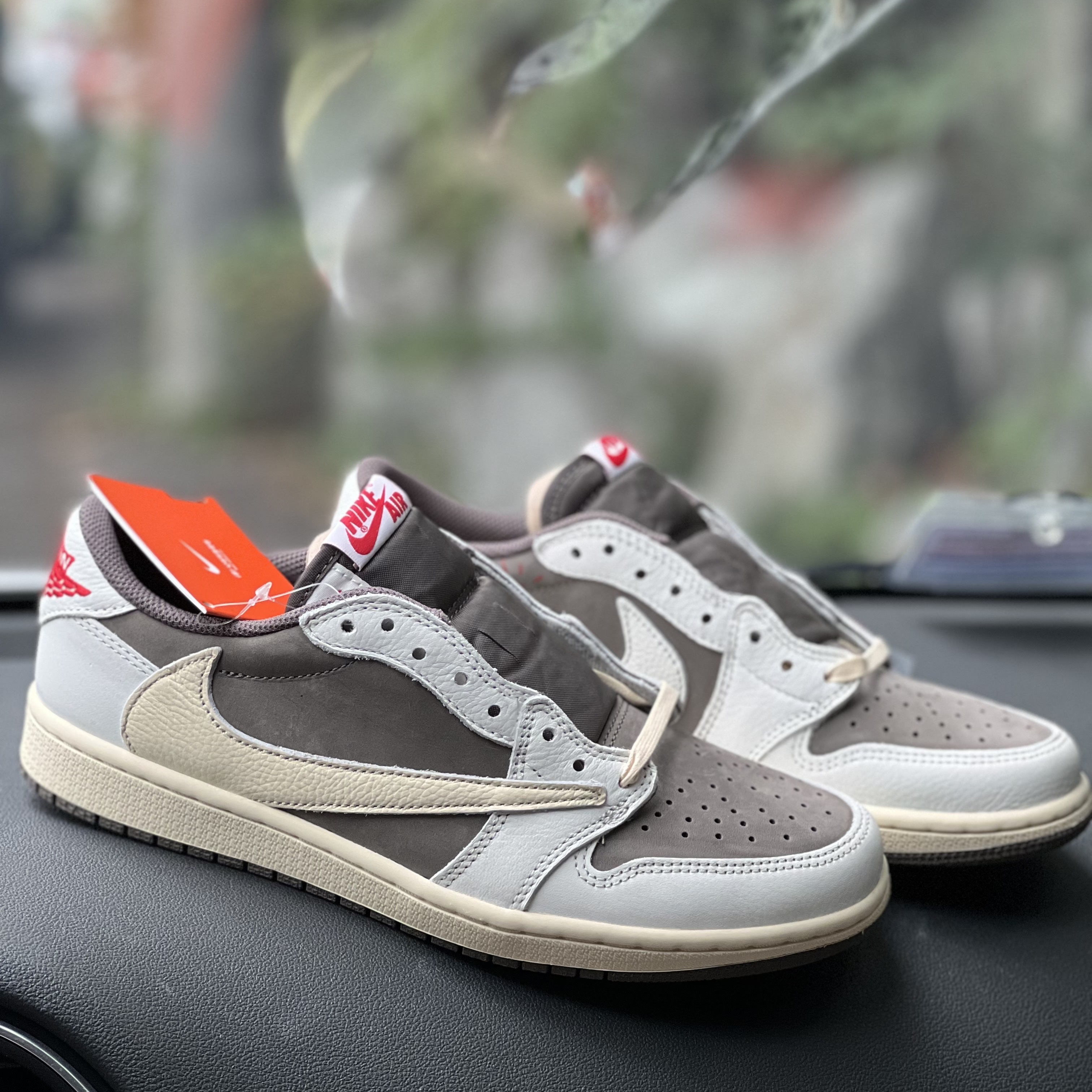 Jordan 1 x Travis Scott Retro Low OG SP Sail and Ridgerock 착용 스타일 - 1