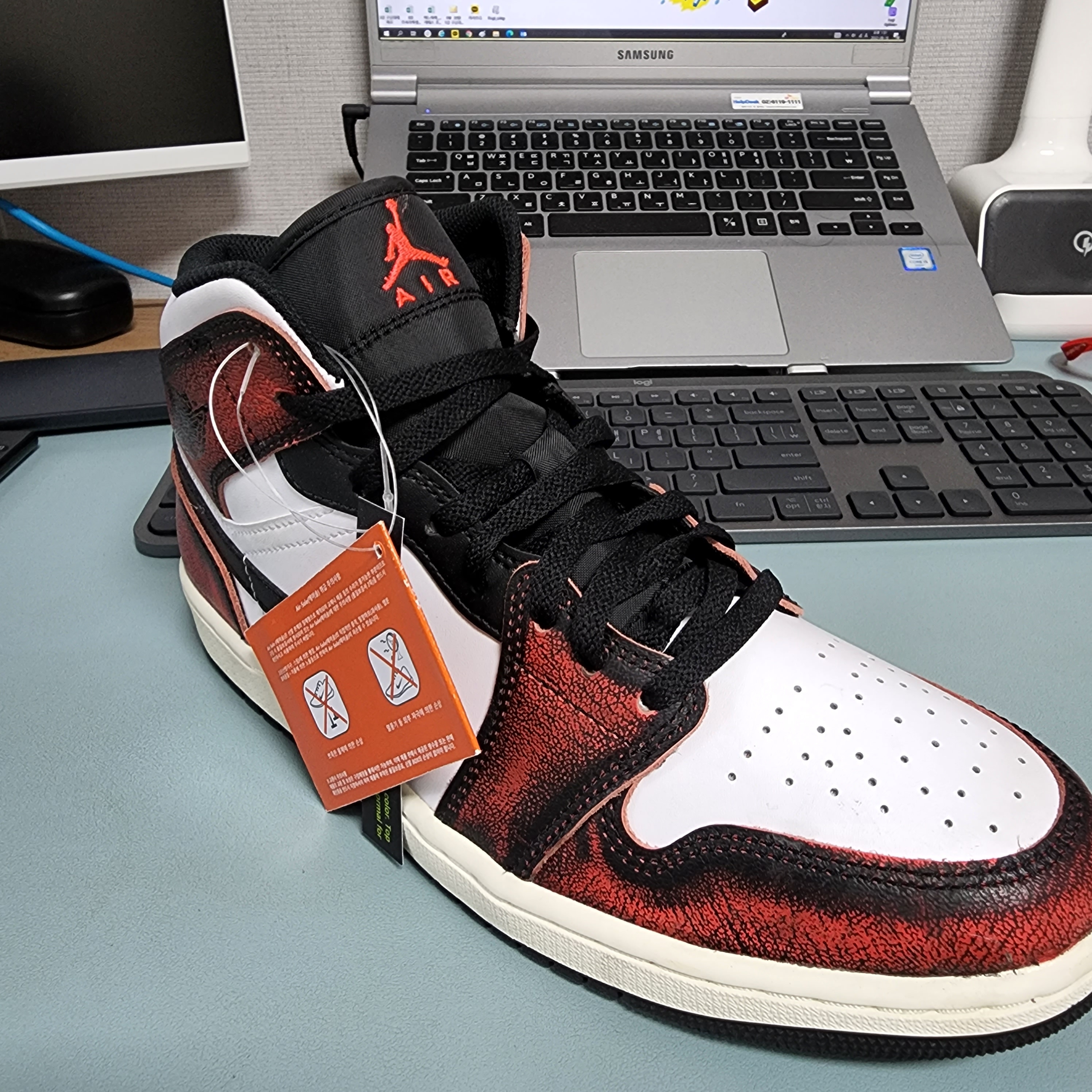 Jordan 1 Mid SE Infrared 23 착용 스타일 - 3