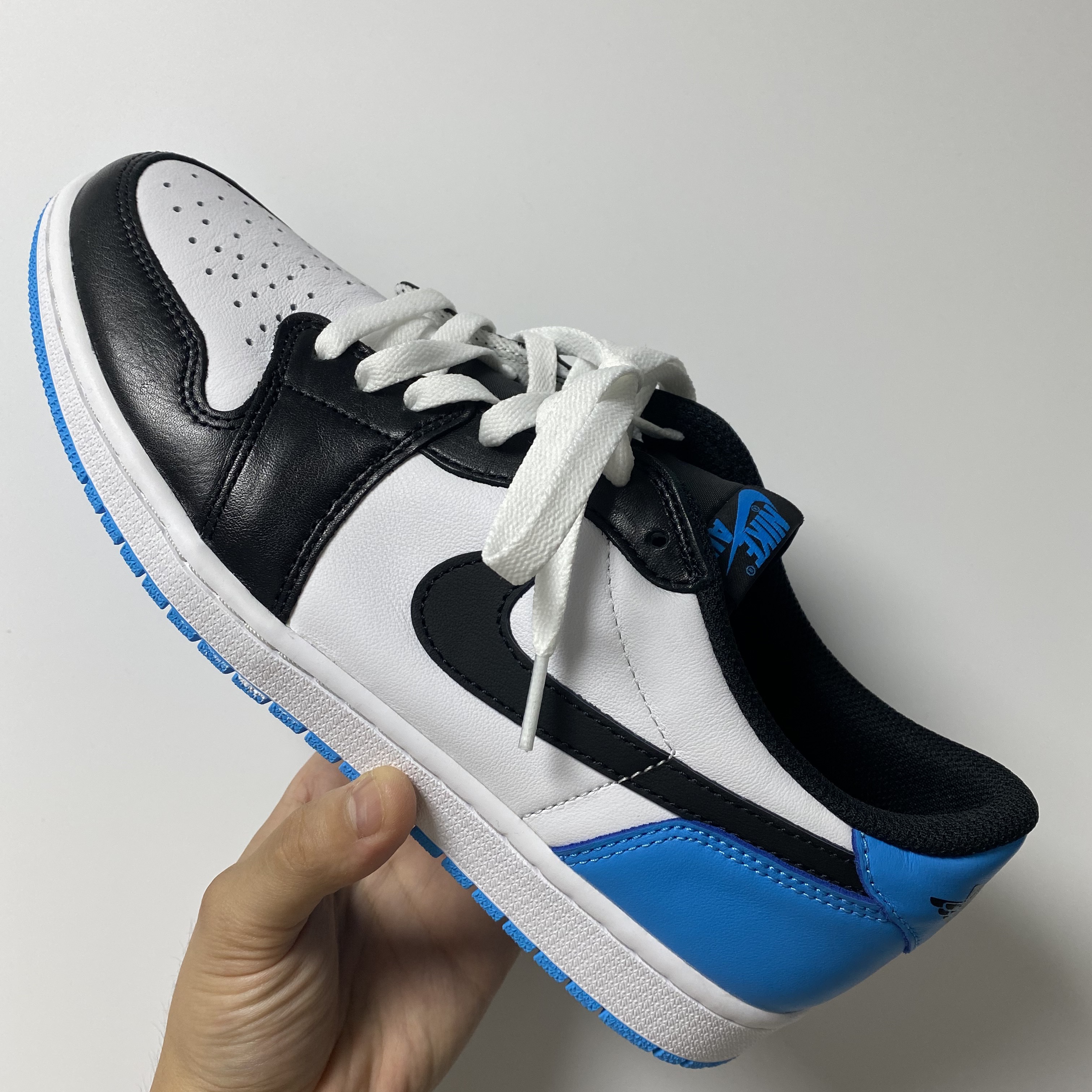 Jordan 1 Retro Low OG Black and Dark Powder Blue 착용 스타일 - 2