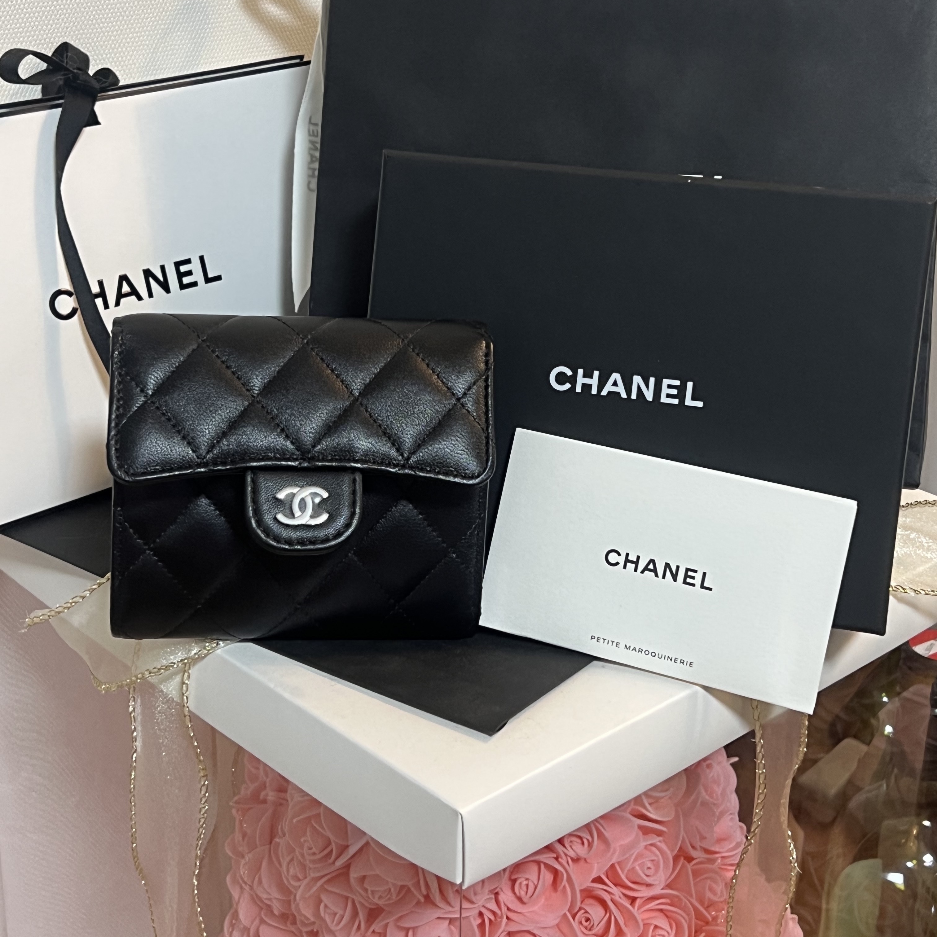 Chanel Classic Small Flap Wallet Lambskin & Silver Black 착용 스타일