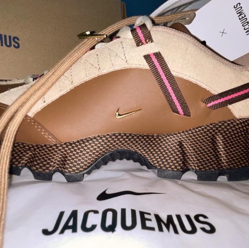 Nike x Jacquemus Air Humara LX Ale Brown and Gold, Nike x Jacquemus Bucket Hat White 착용 스타일 - 1