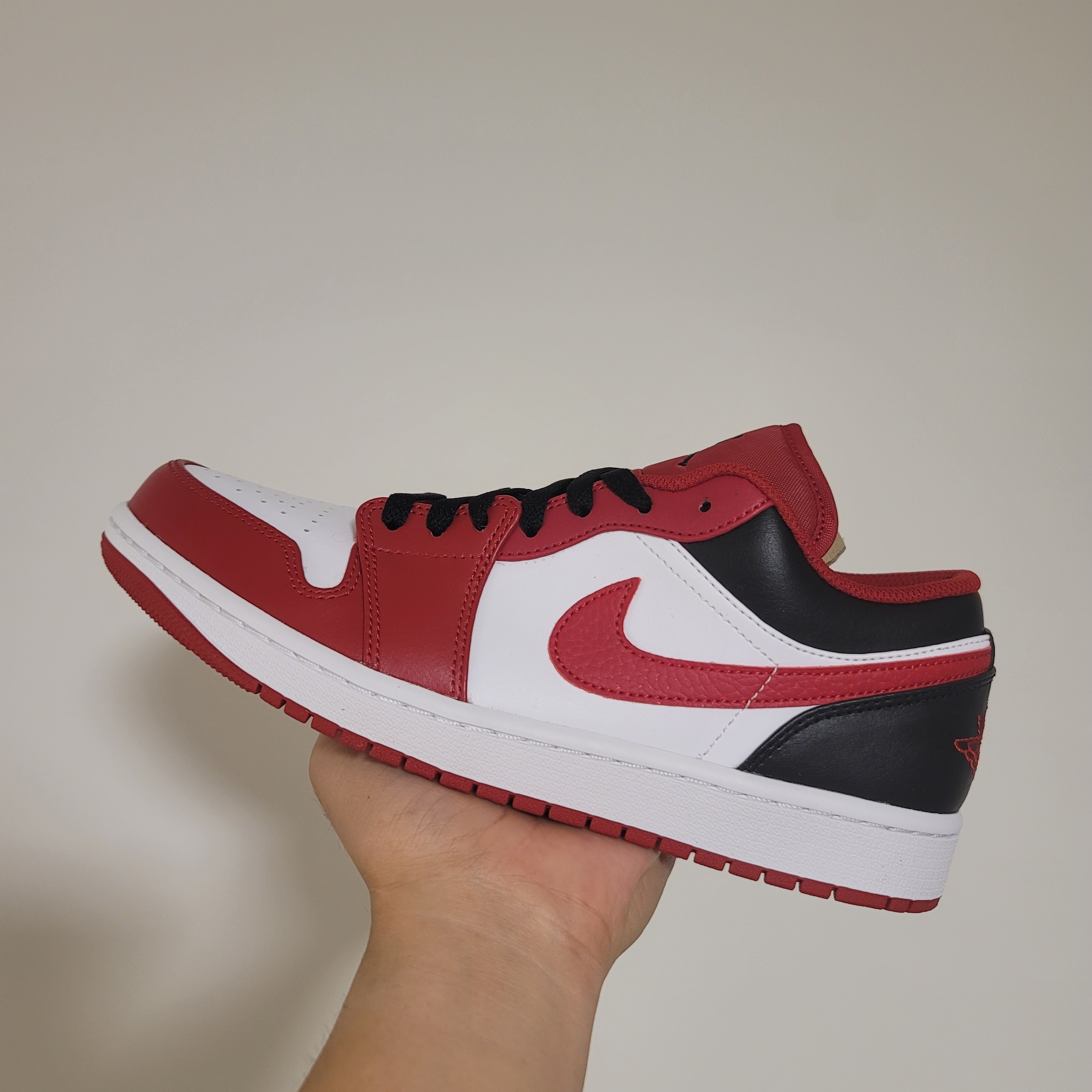 Jordan 1 Low White Gym Red Black 착용 스타일