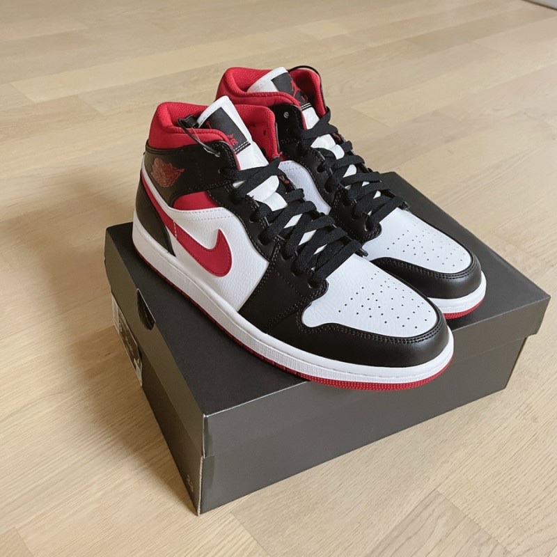 Jordan 1 Mid Gym Red Black White 착용 스타일 - 1