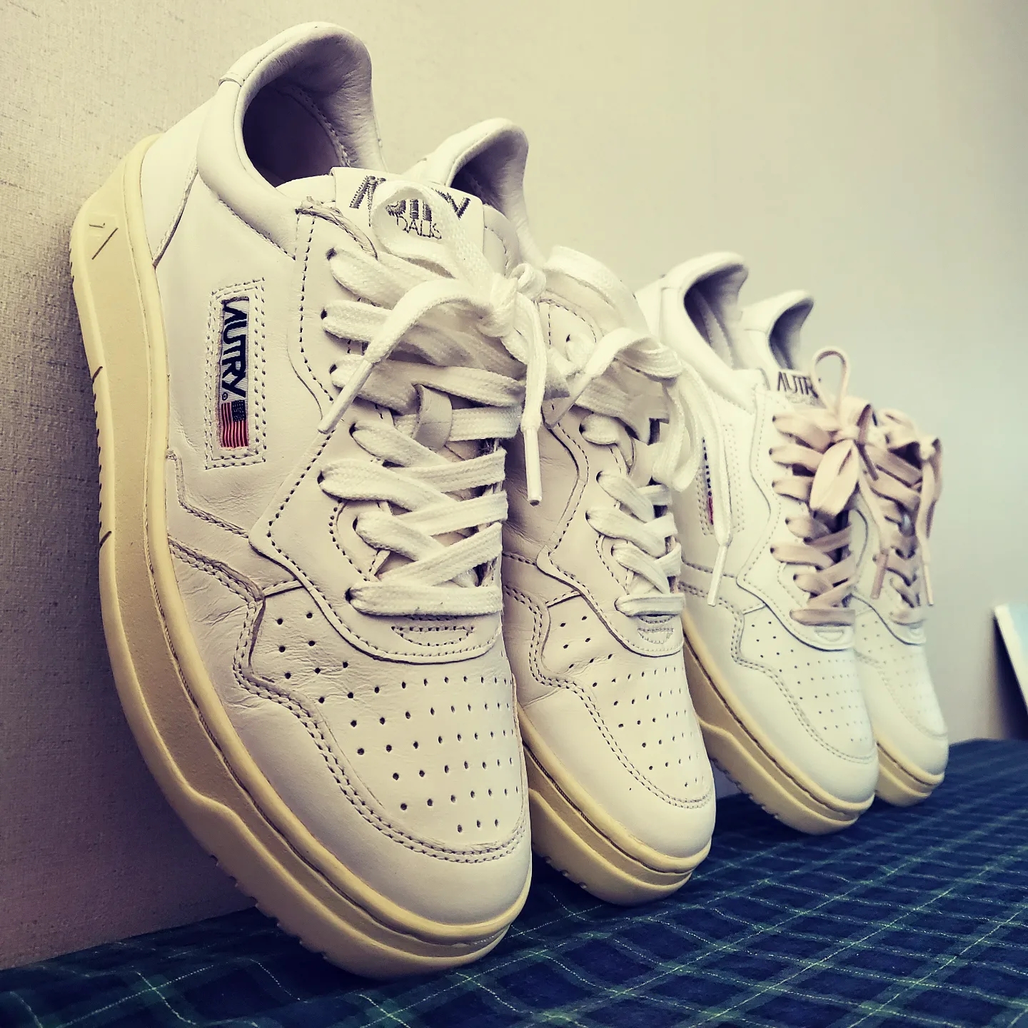 Autry Medalist Low Leather Sneakers White, Autry Medalist Low Goatskin Sneakers White 착용 스타일 - 2