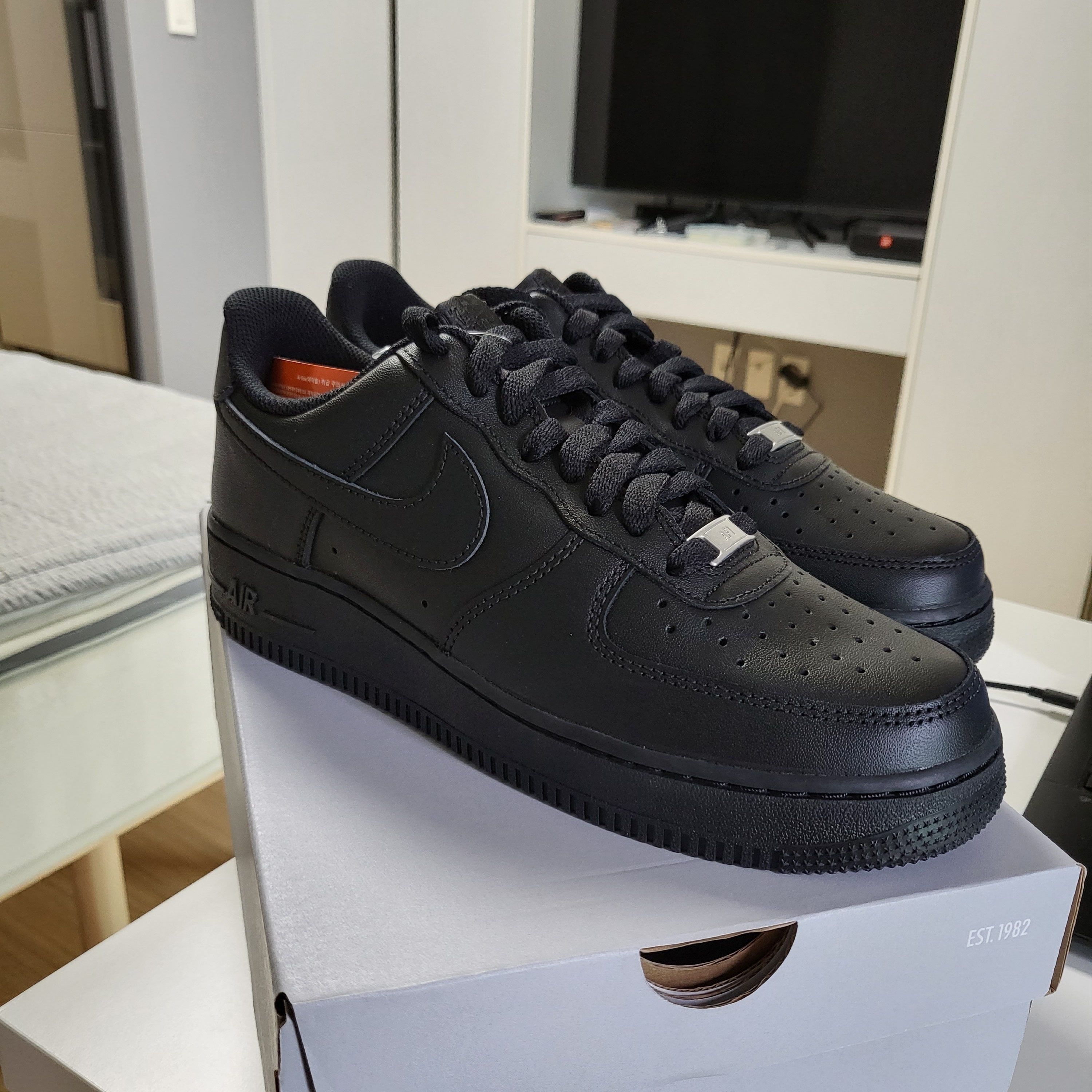 Nike Air Force 1 '07 Low Triple Black 착용 스타일