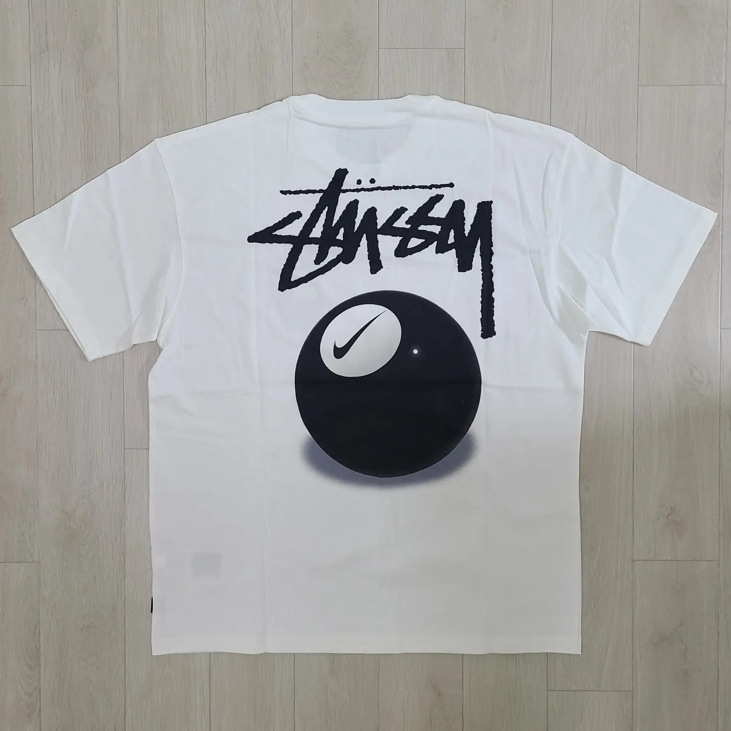 Nike x Stussy NRG FL SS 8 Ball T-Shirt White (DO9322-100) 착용 스타일 - 2