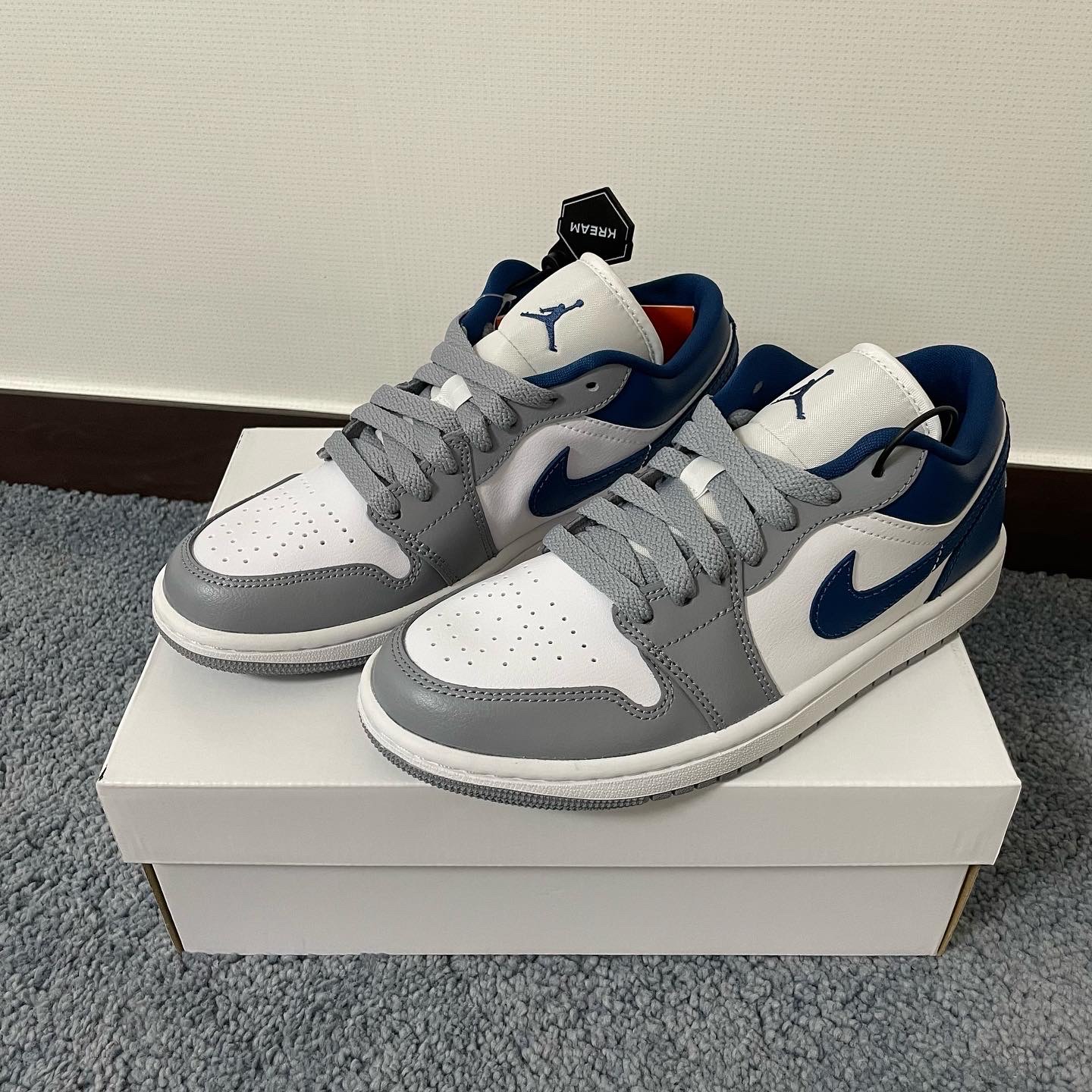 (W) Jordan 1 Low White Grey Blue 착용 스타일 - 1
