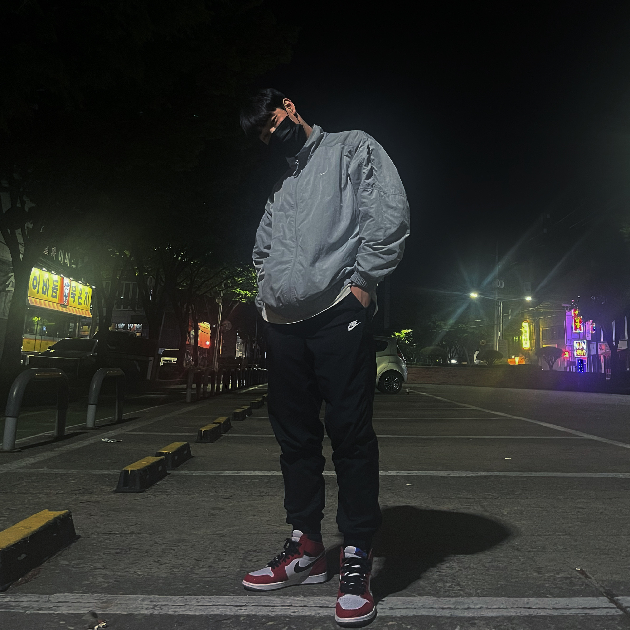 Jordan 1 Retro High Spider-Man Origin Story, Nike M NRG Track Jacket Light Smoke Grey 착용 스타일