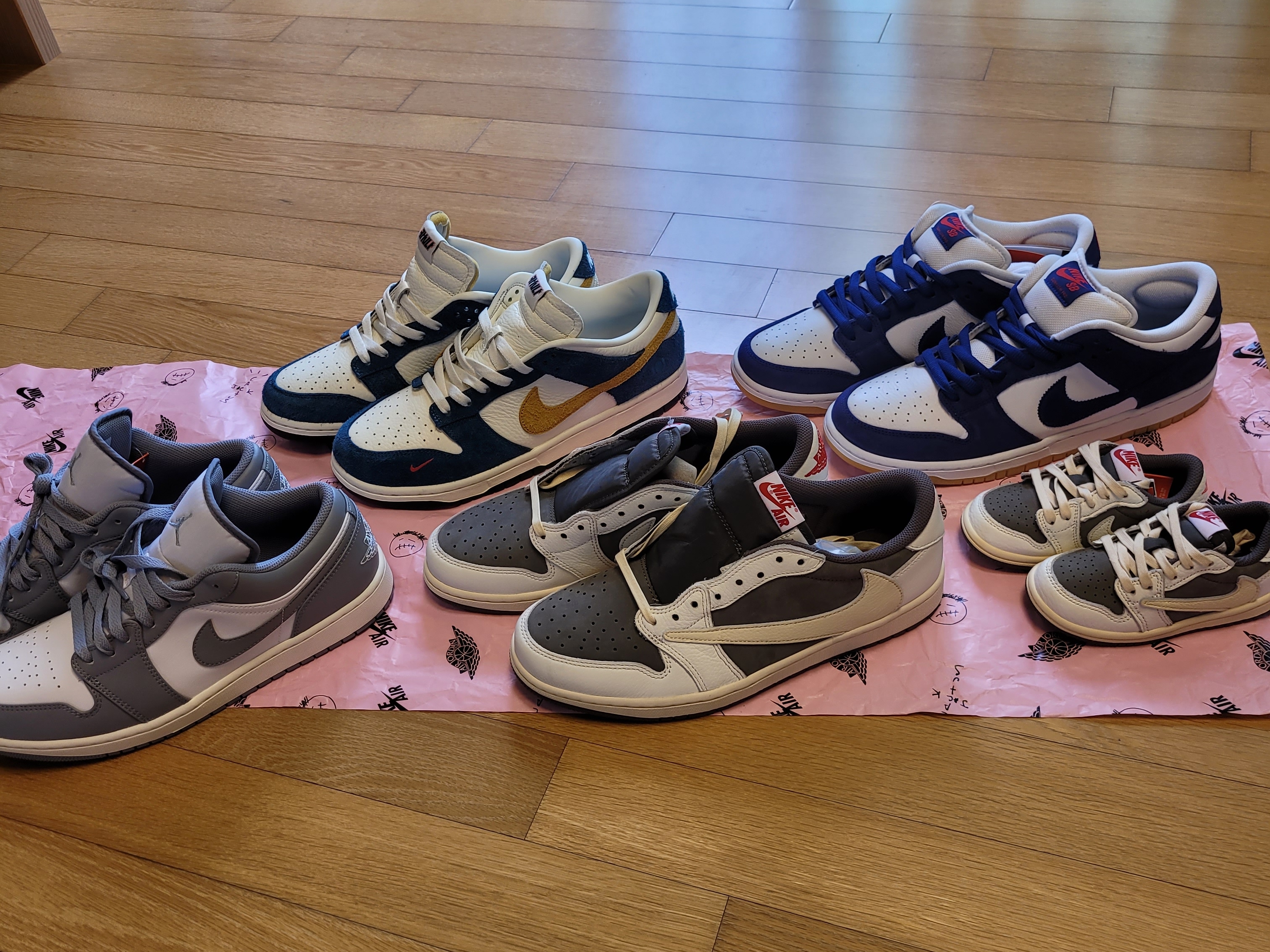 Jordan 1 Low Stealth and White, Nike x Kasina Dunk Low 80's Bus 착용 스타일