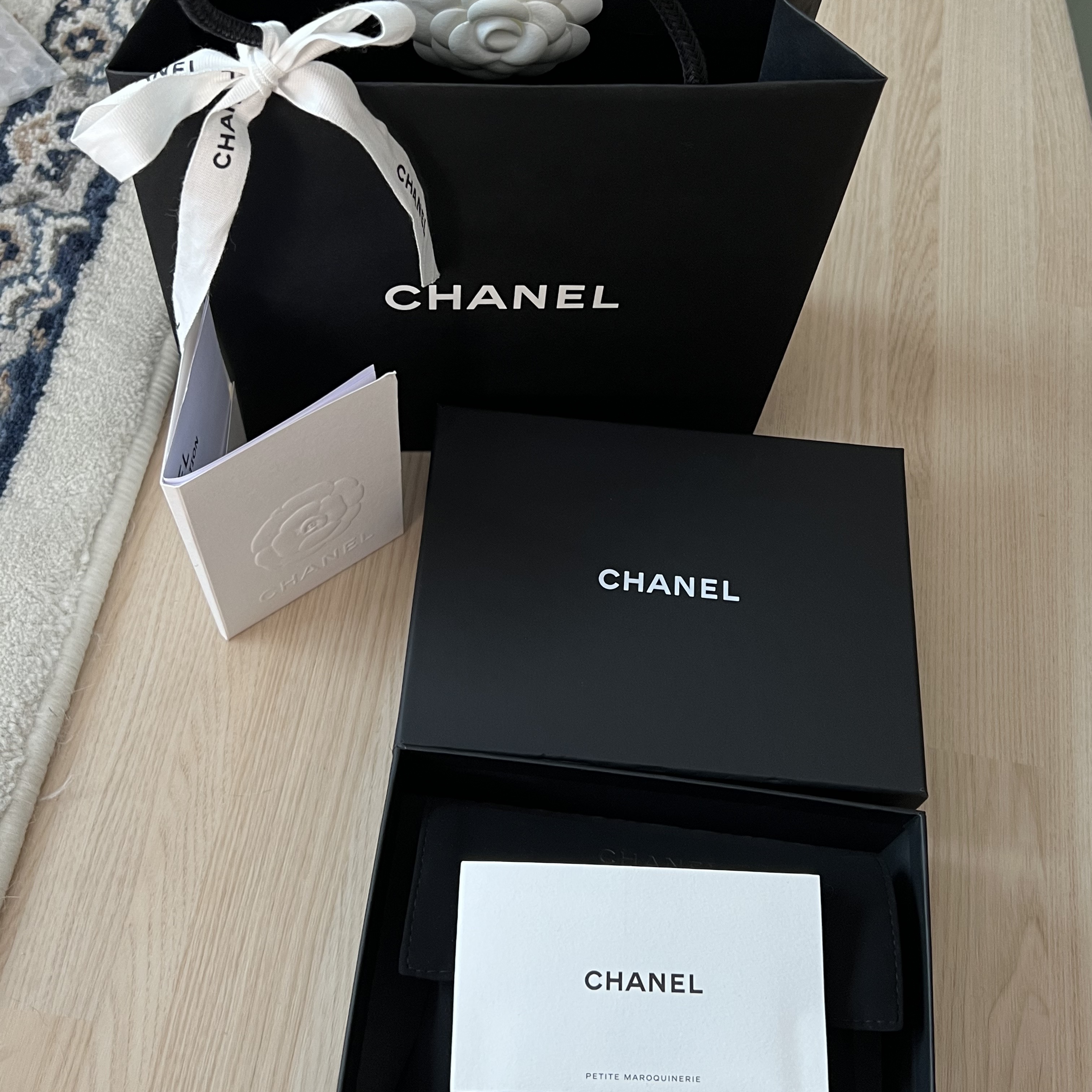 Chanel Classic Small Flap Wallet Lambskin & Silver Black 착용 스타일 - 1