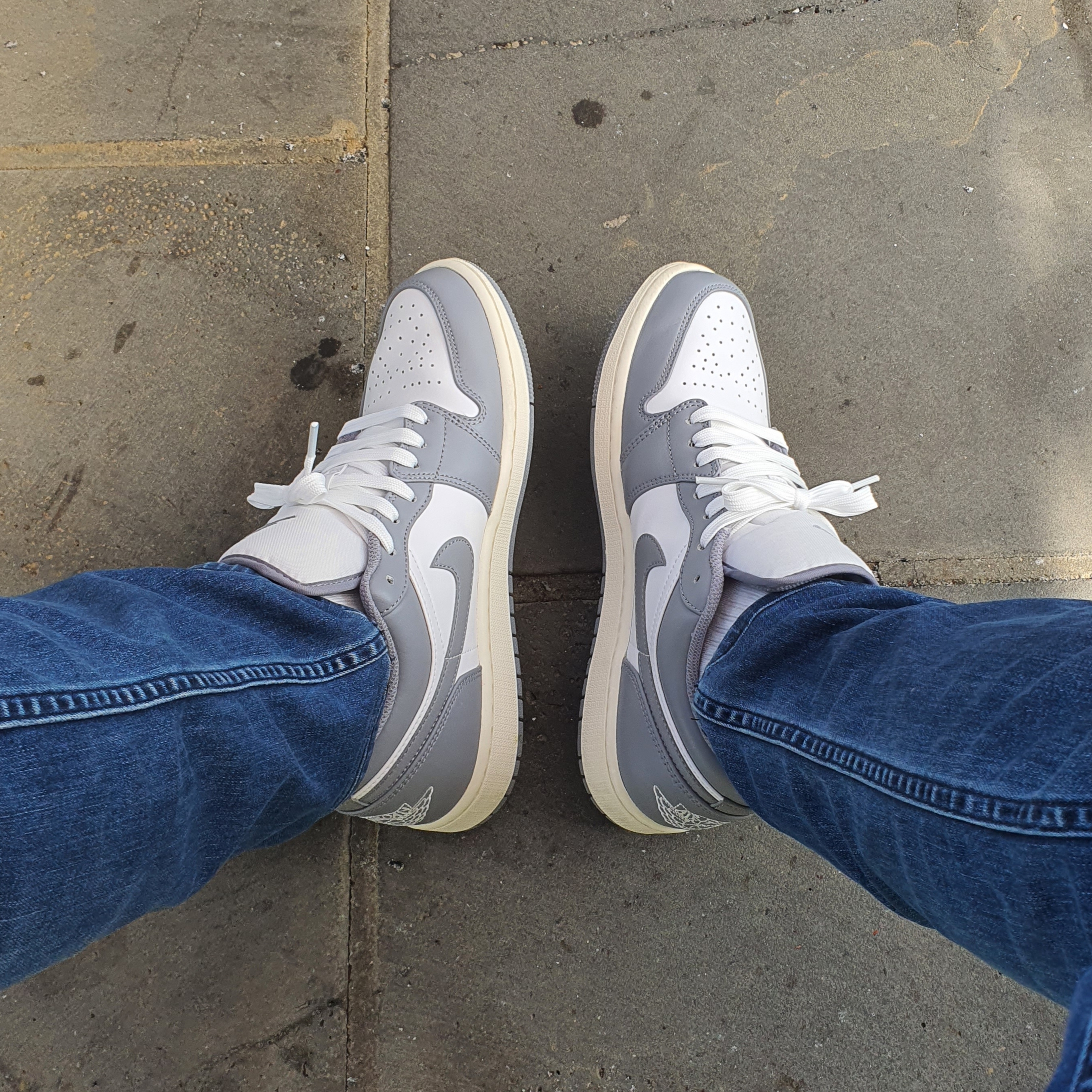 Jordan 1 Low Stealth and White 착용 스타일