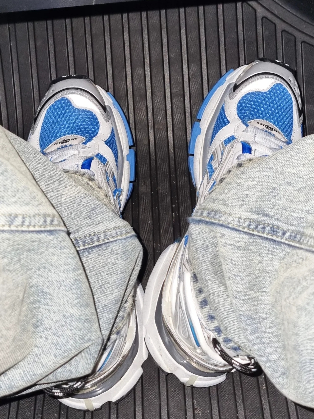 Balenciaga Runner Sneakers Blue White 착용 스타일 - 4