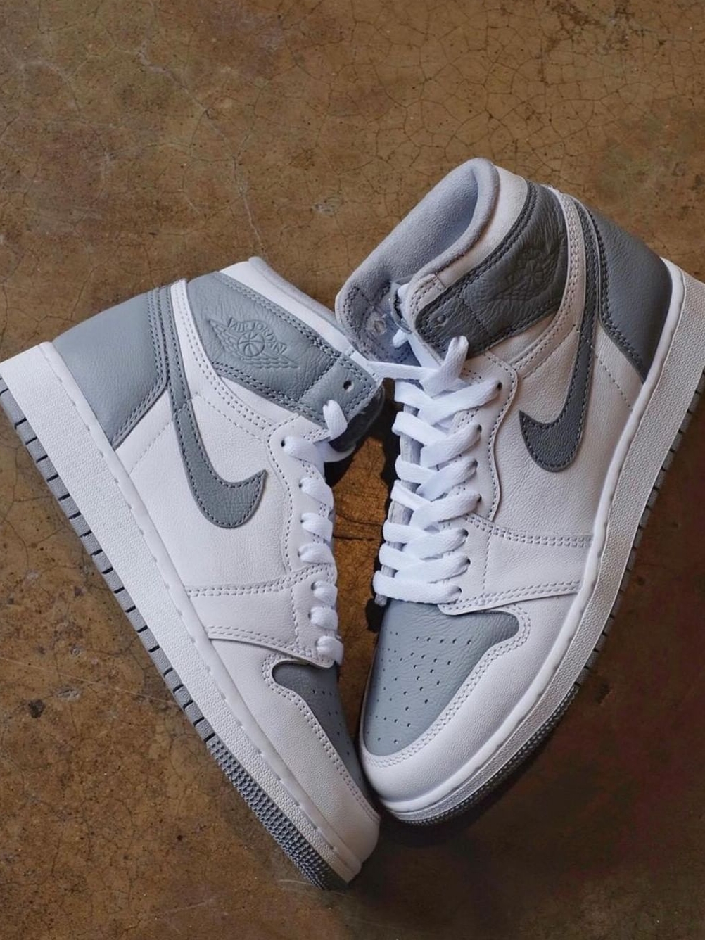 Jordan 1 Retro High OG Stealth 착용 스타일 - 1
