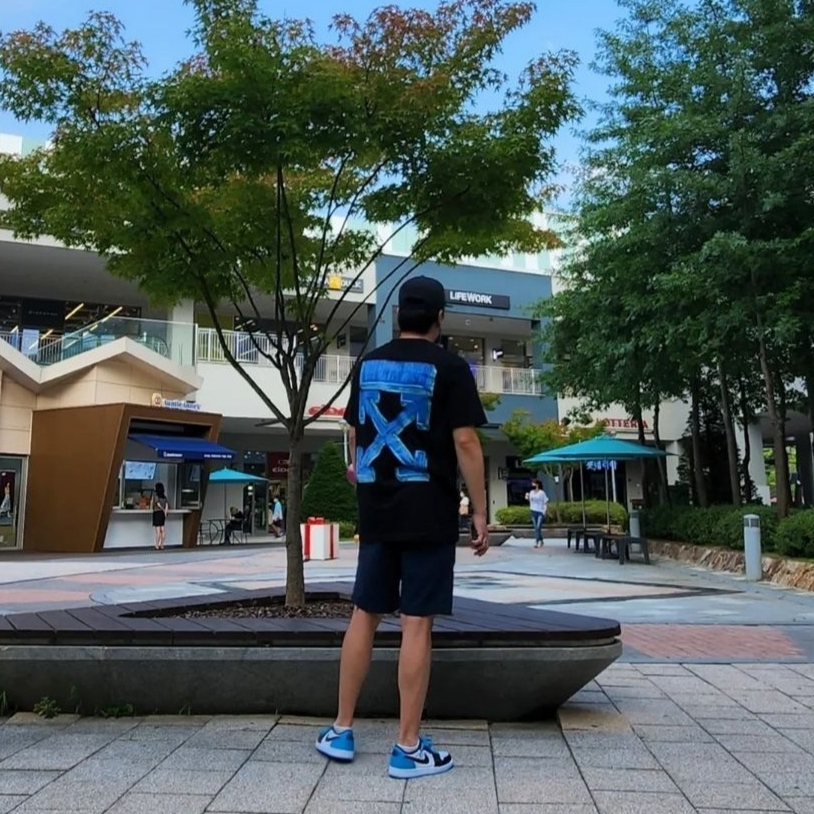 (W) Jordan 1 Retro Low OG Black and Dark Powder Blue 착용 스타일 - 2