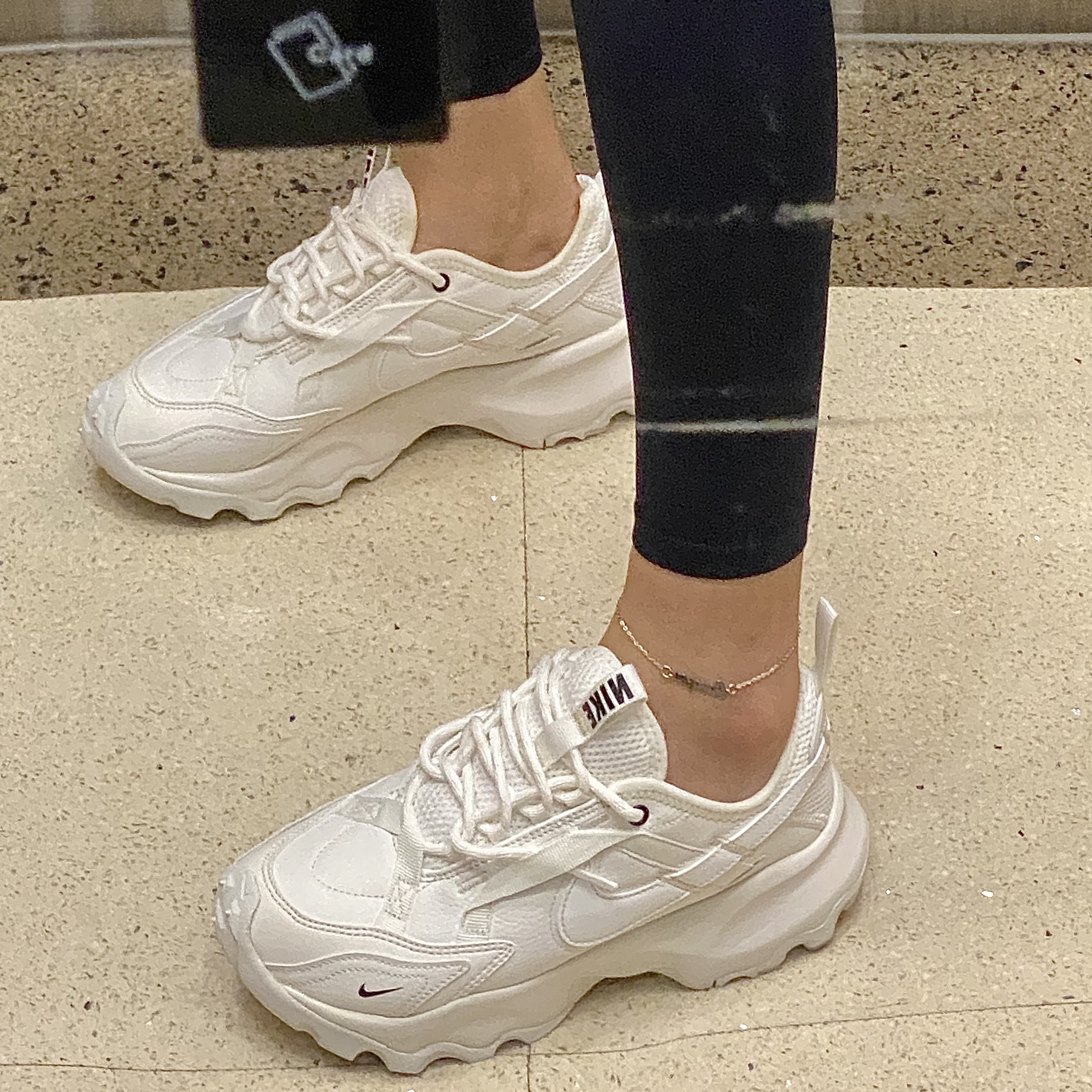 (W) Nike TC 7900 Summit White 착용 스타일